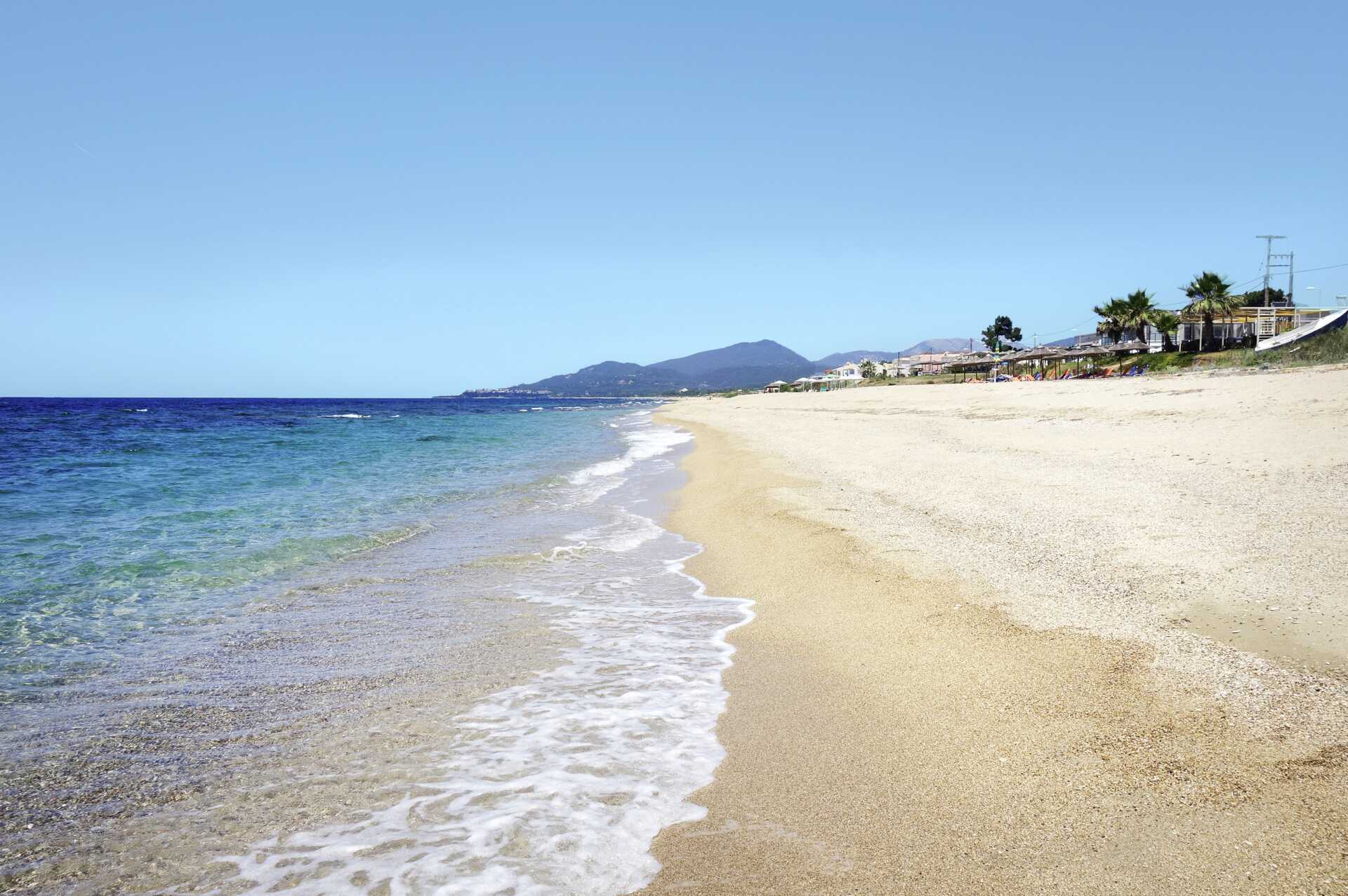 Den 2 km lange stranden i Kanali, Hellas.