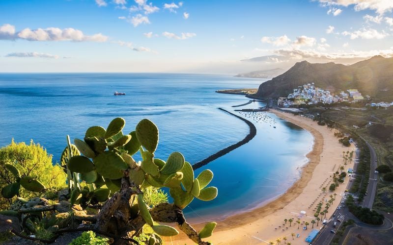 Vidstrakt sandstrand på Tenerife