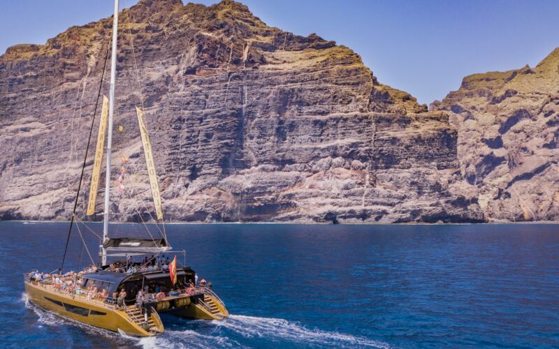 Katamarantur til de mektige klippene i Los Gigantes