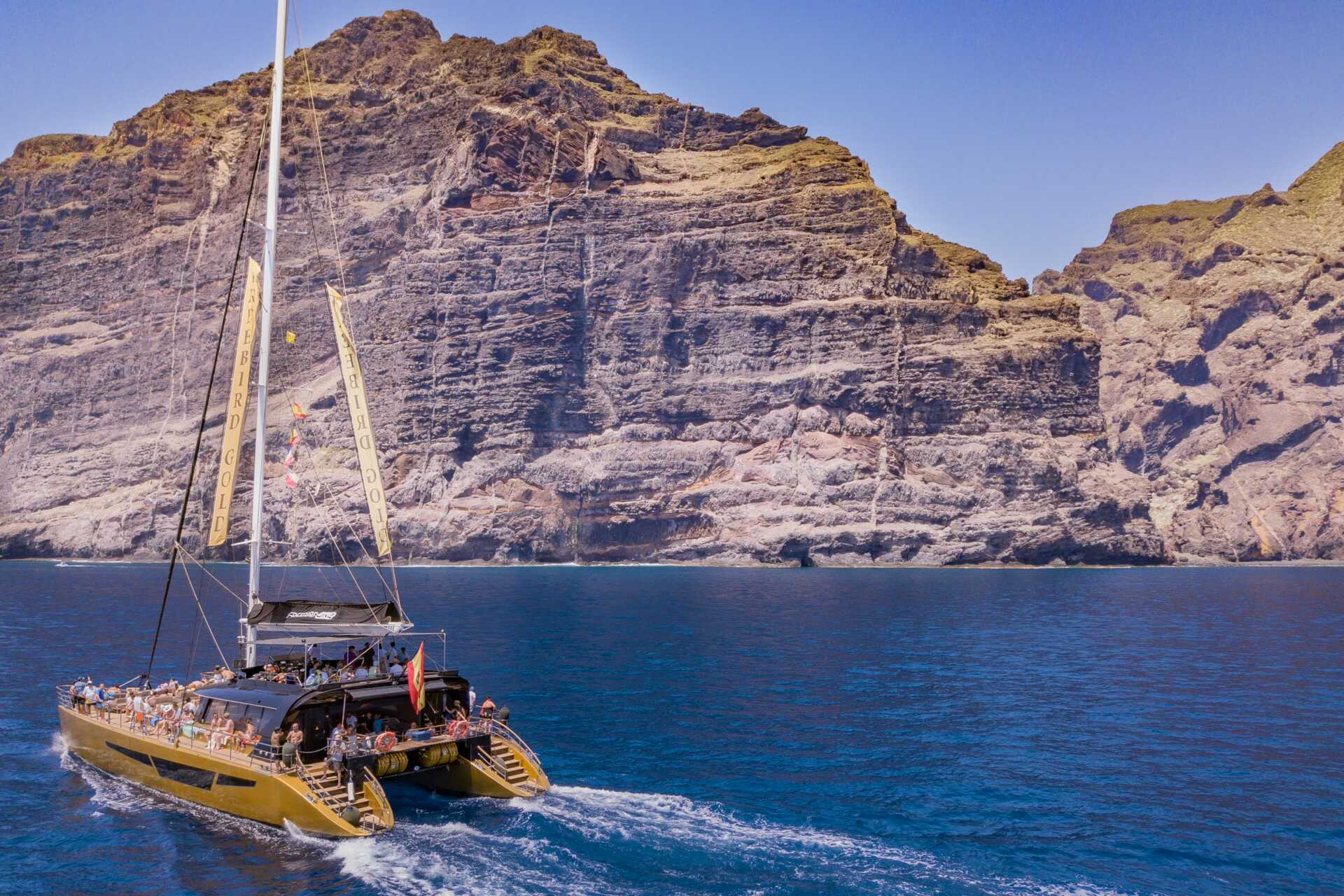 Katamarantur til de mektige klippene i Los Gigantes