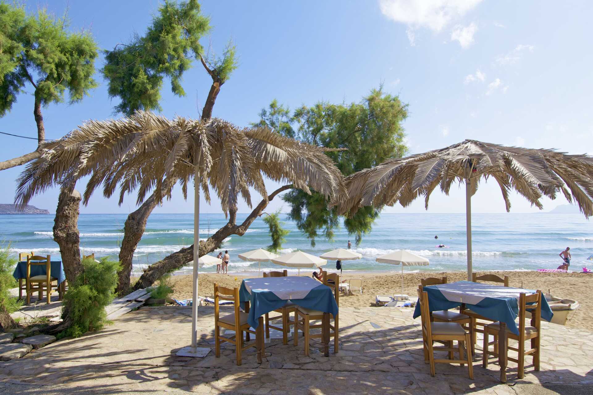 Slå deg ned på en taverna ved stranden i Kato Stalos, Kreta, Hellas.