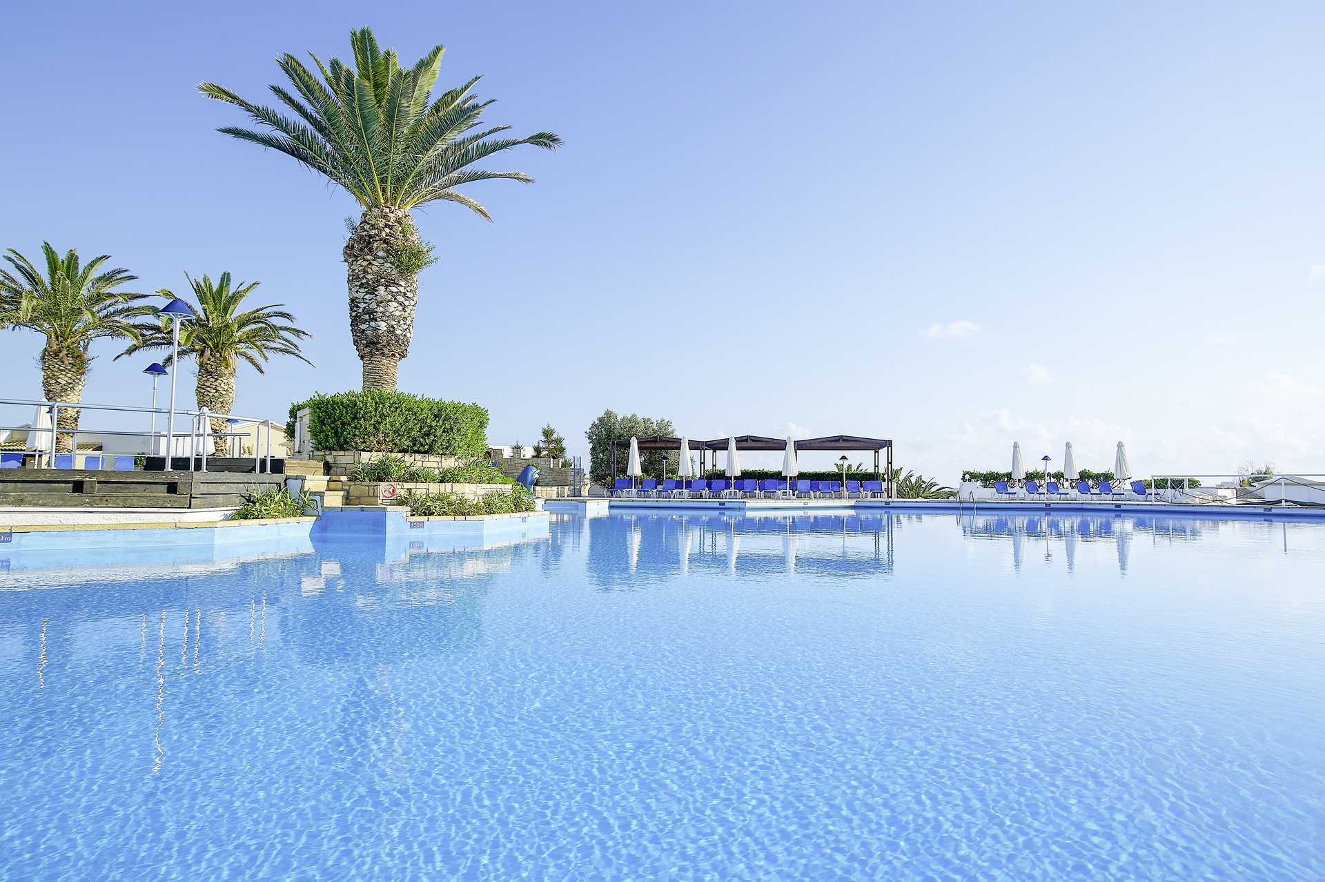 Bassengområdet ved Aldemar Knossos Royal i Hersonissos, Kreta.