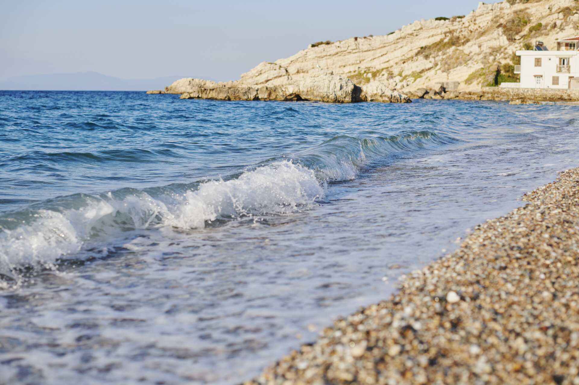 Krystallklart vann i Kokkari på Samos, Hellas.