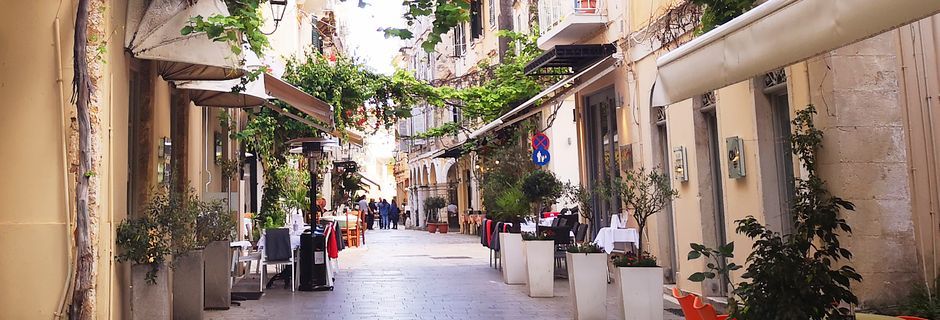 I sjarmerende Korfu by ser du vakre gater i venetiansk, fransk og engelsk stil.