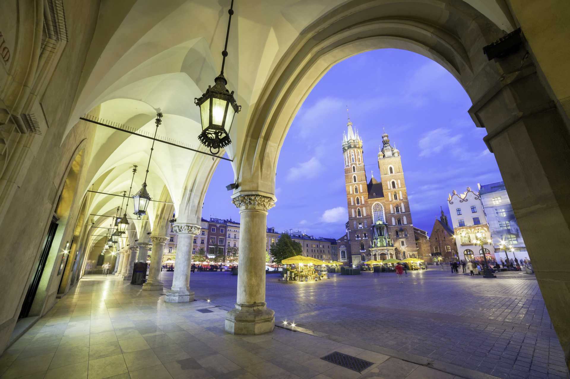 Kveldsstemning på torget i Krakows gamle bydel.