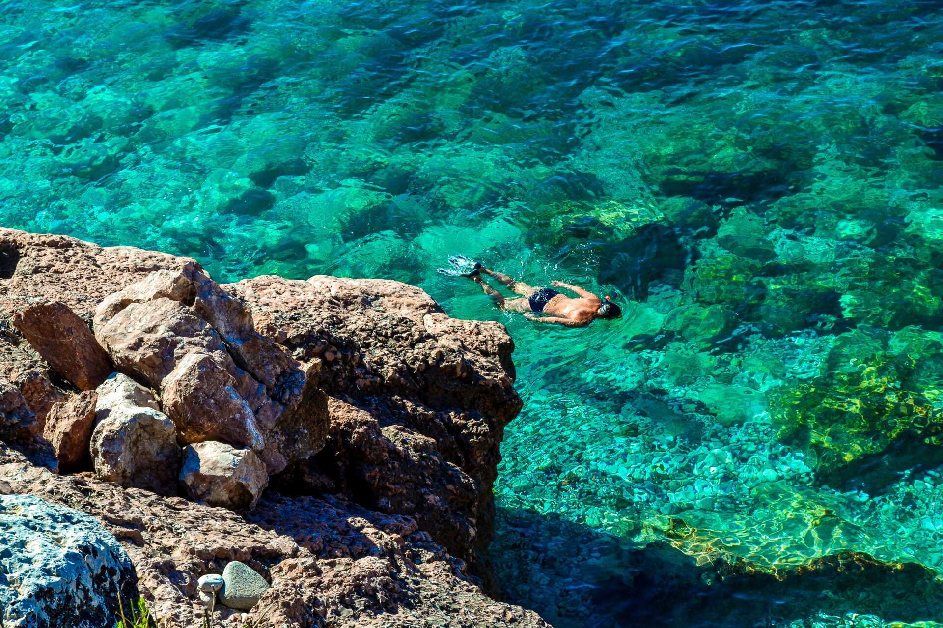 Snorkling i det krystallklare vannet.