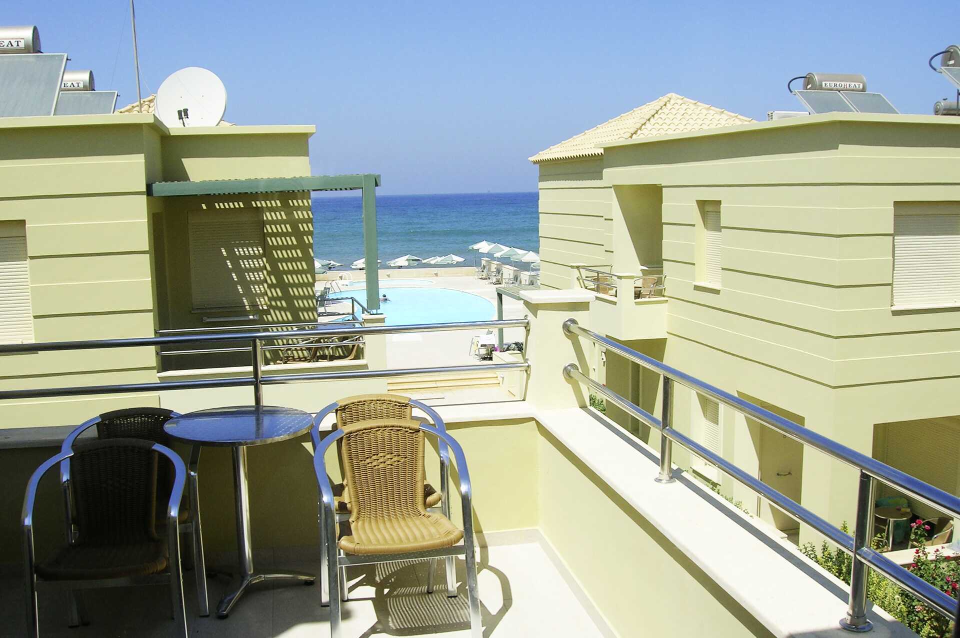 Balkong på Lissos i Platanias på Kreta, Hellas.