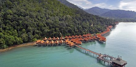 Bo på påler i det turkise vannet eller dypt inni regnskogen her på Berjaya Langkawi Resort.