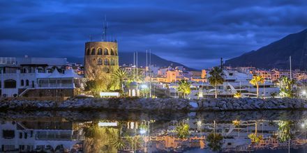 Festlige Puerto Banús Marbella om kvelden.