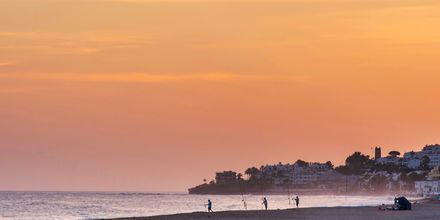 Strand i solnedgang i Marbella, Spania.