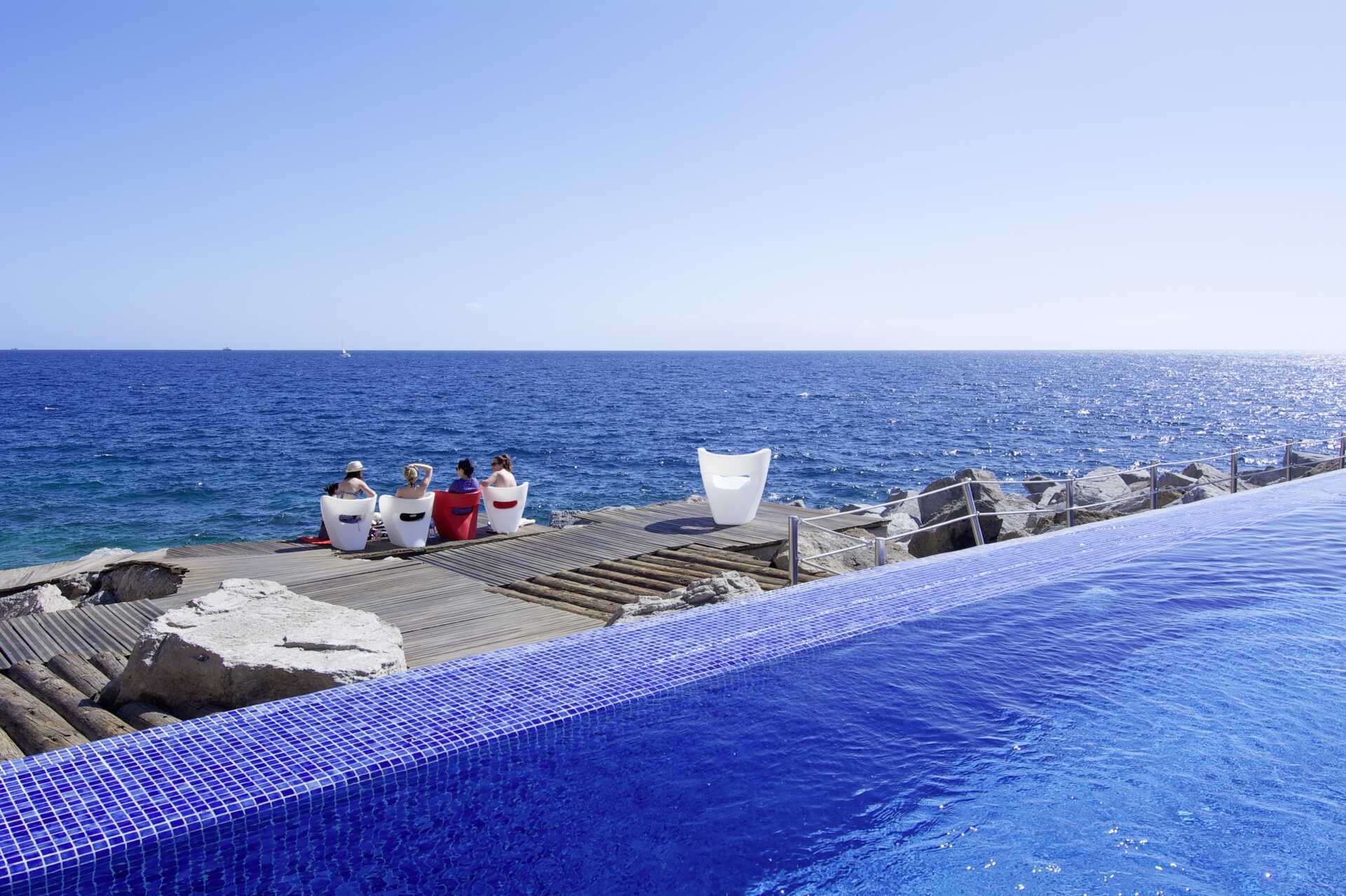 Bassengområde på Marina Suites i Puerto Rico på Gran Canaria.