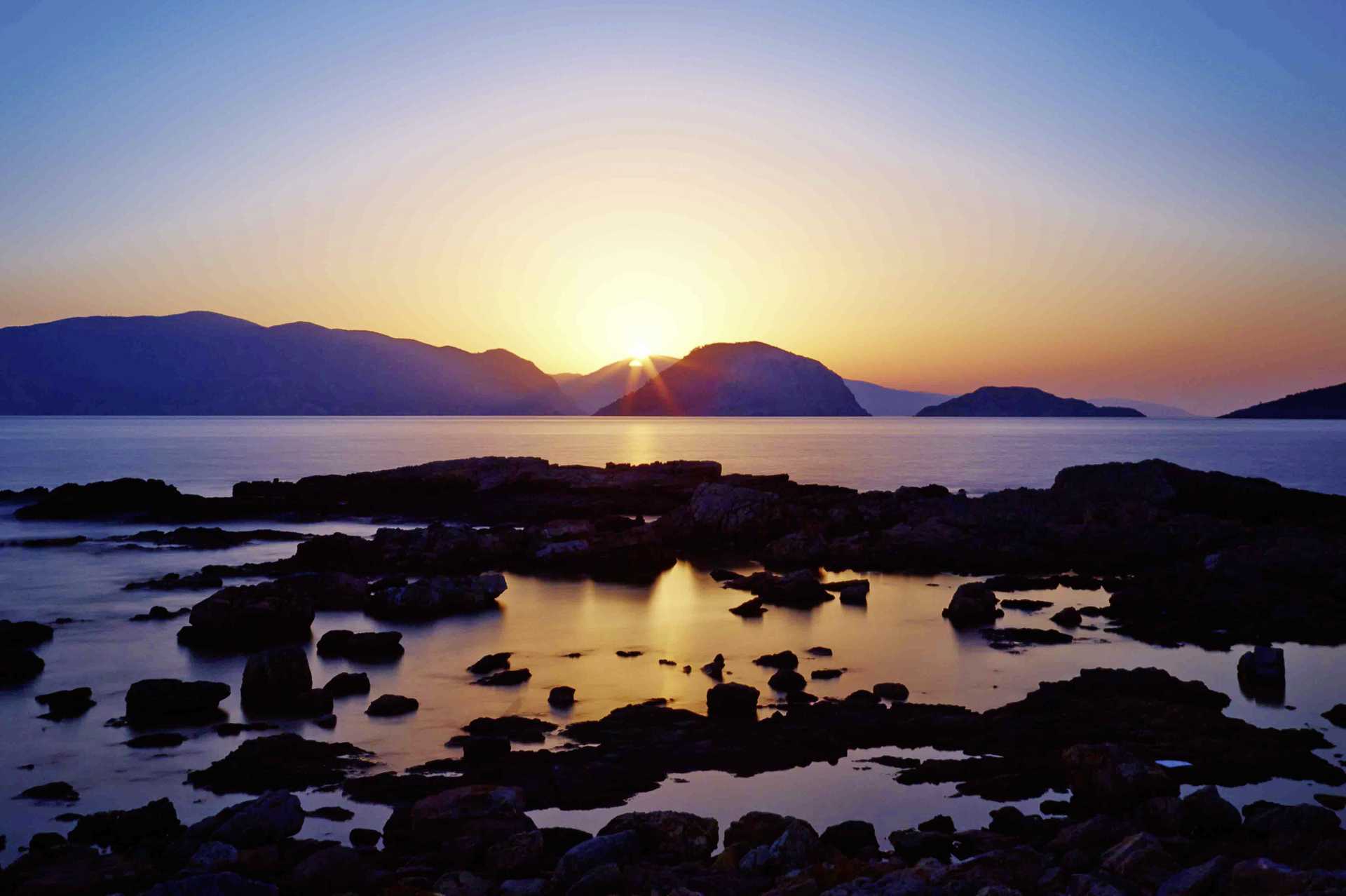 Solen går ned over hotellanlegget