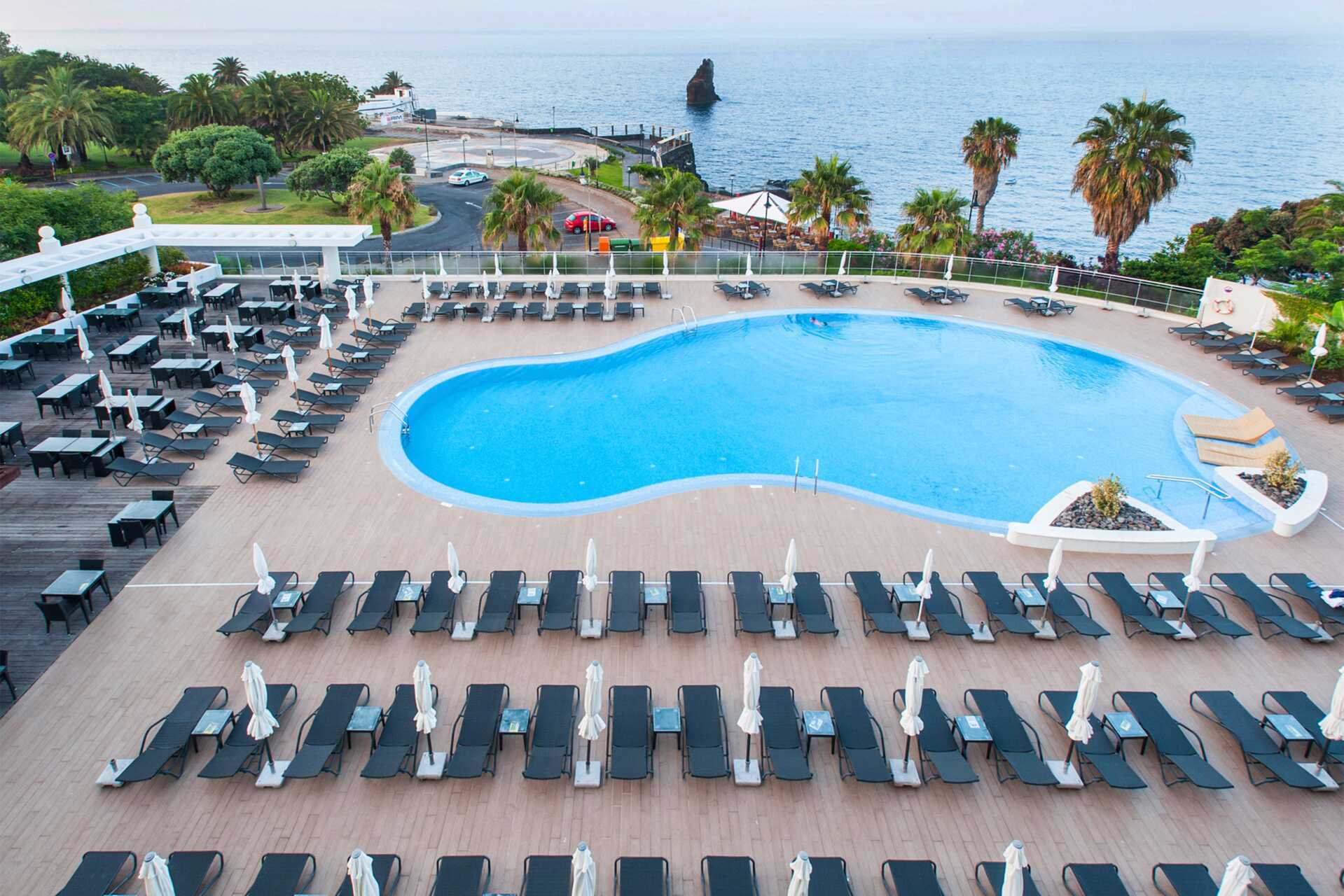 Bassengområdet på Melia Madeira Mare på Madeira, Portugal.