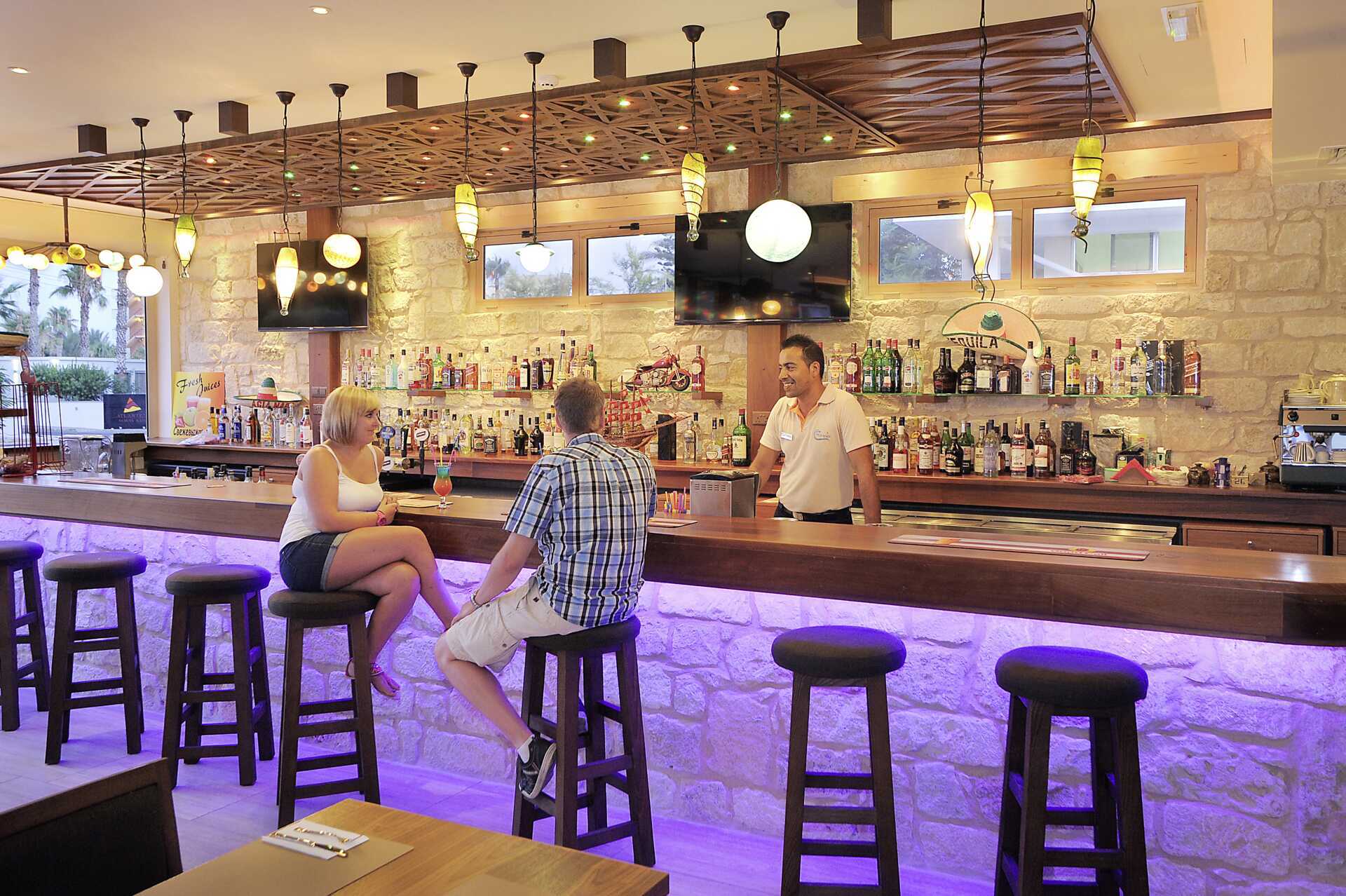 Baren på hotell Nelia Garden, Ayia Napa, Kypros