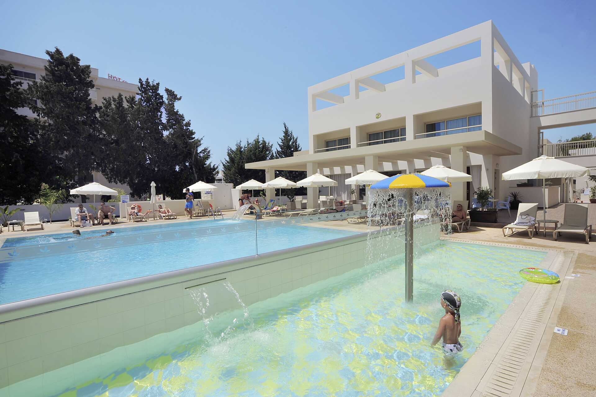 Bassengområdet på hotell Nelia Garden, Ayia Napa, Kypros