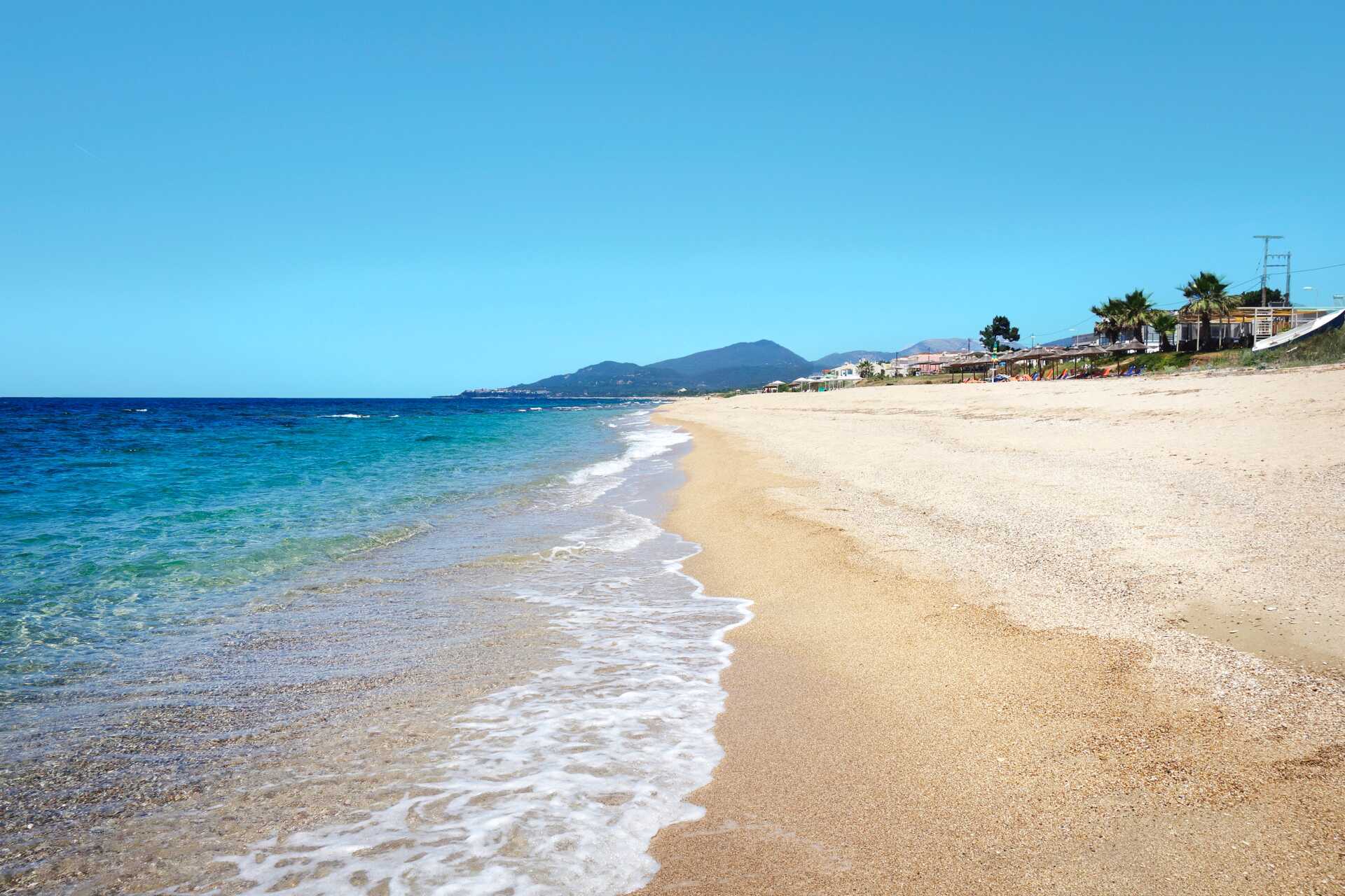 Den 2 km lange stranden i Kanali, Hellas.