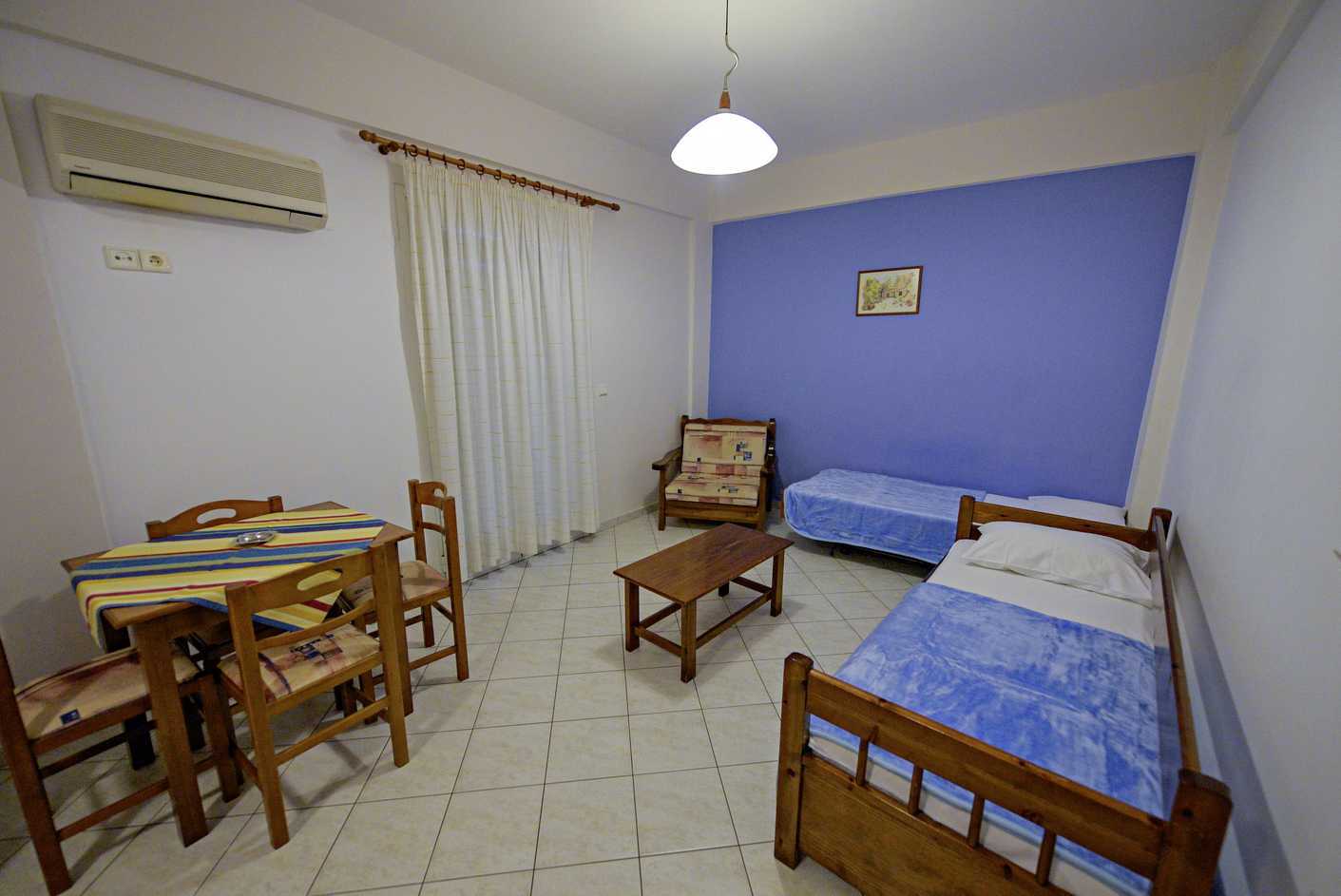 Oppholdsrom med seng og ekstraseng.