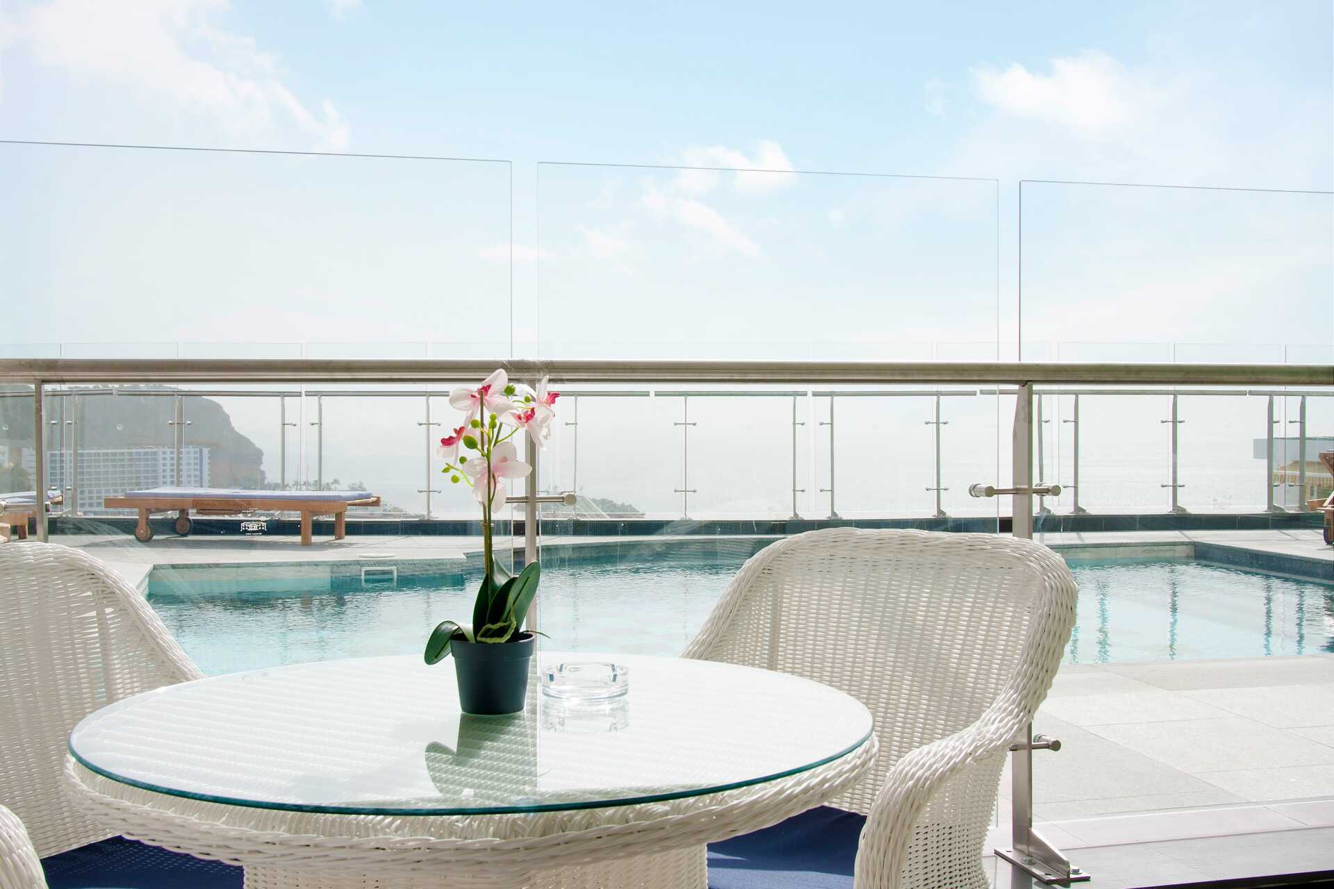 Toromsleilighet superior med markterrasse og begrenset havutsikt på hotell Villa Magna i Puerto Rico, Gran Canaria.
