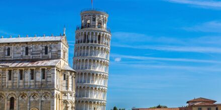 Det skjeve tårnet i Pisa er byens mest kjente severdighet.