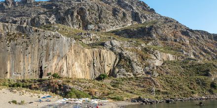 Det karakteristiske landskapet i Plakias er bratte fjellvegger og krystallklart vann.
