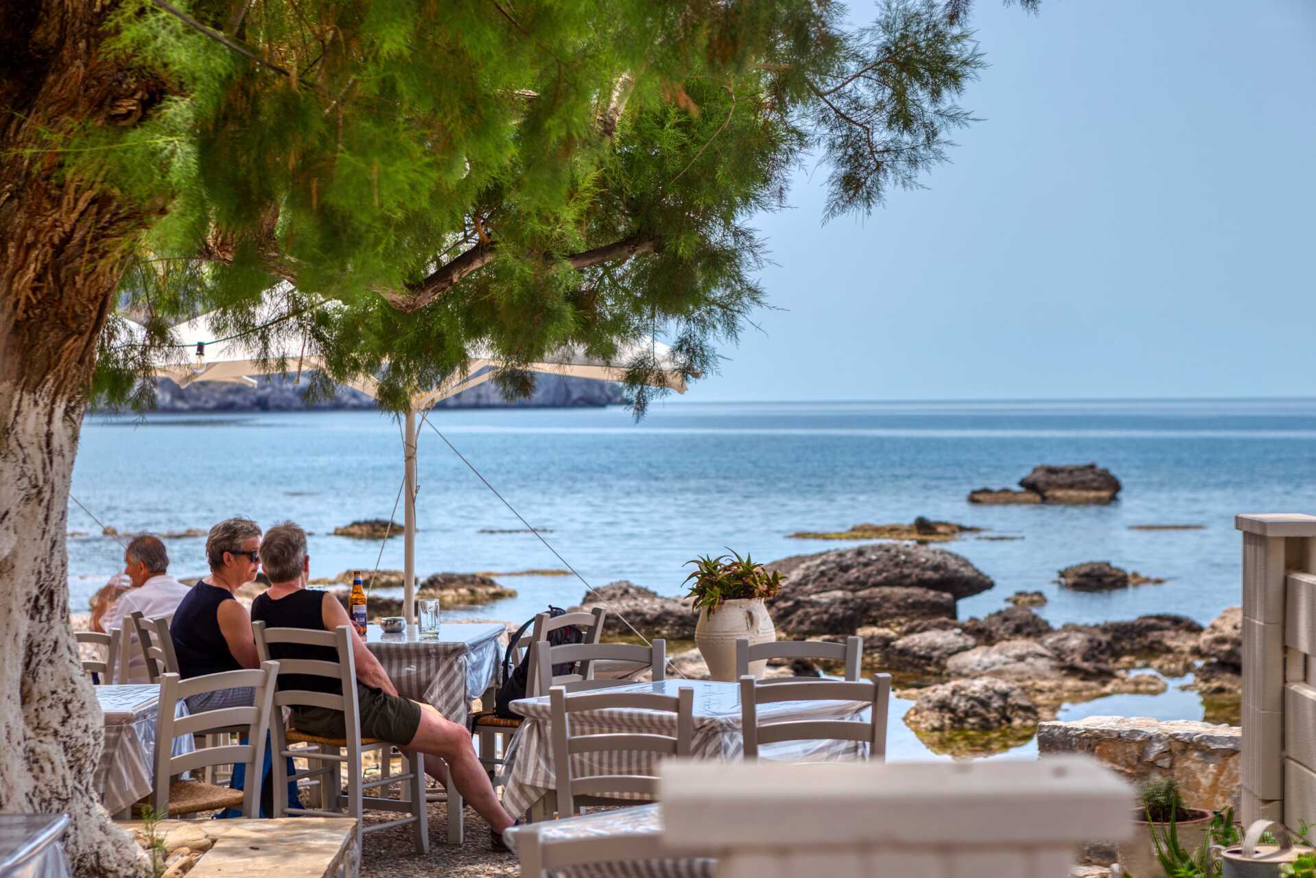 Nyt god mat akkompagnert av vakker havutsikt.