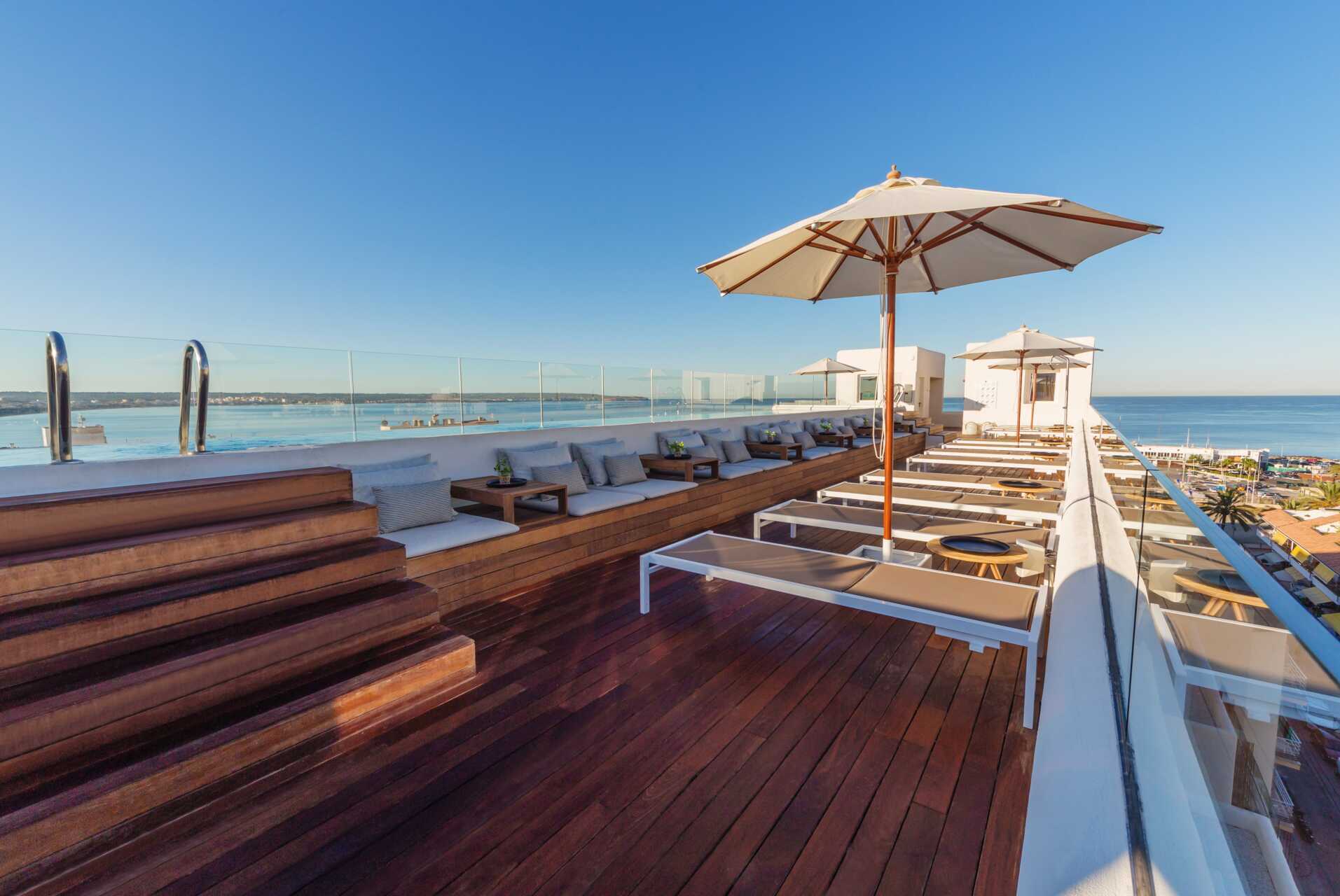 Vakkert takbasseng ved HM Alma Beach, Ca'n Pastilla, Mallorca.