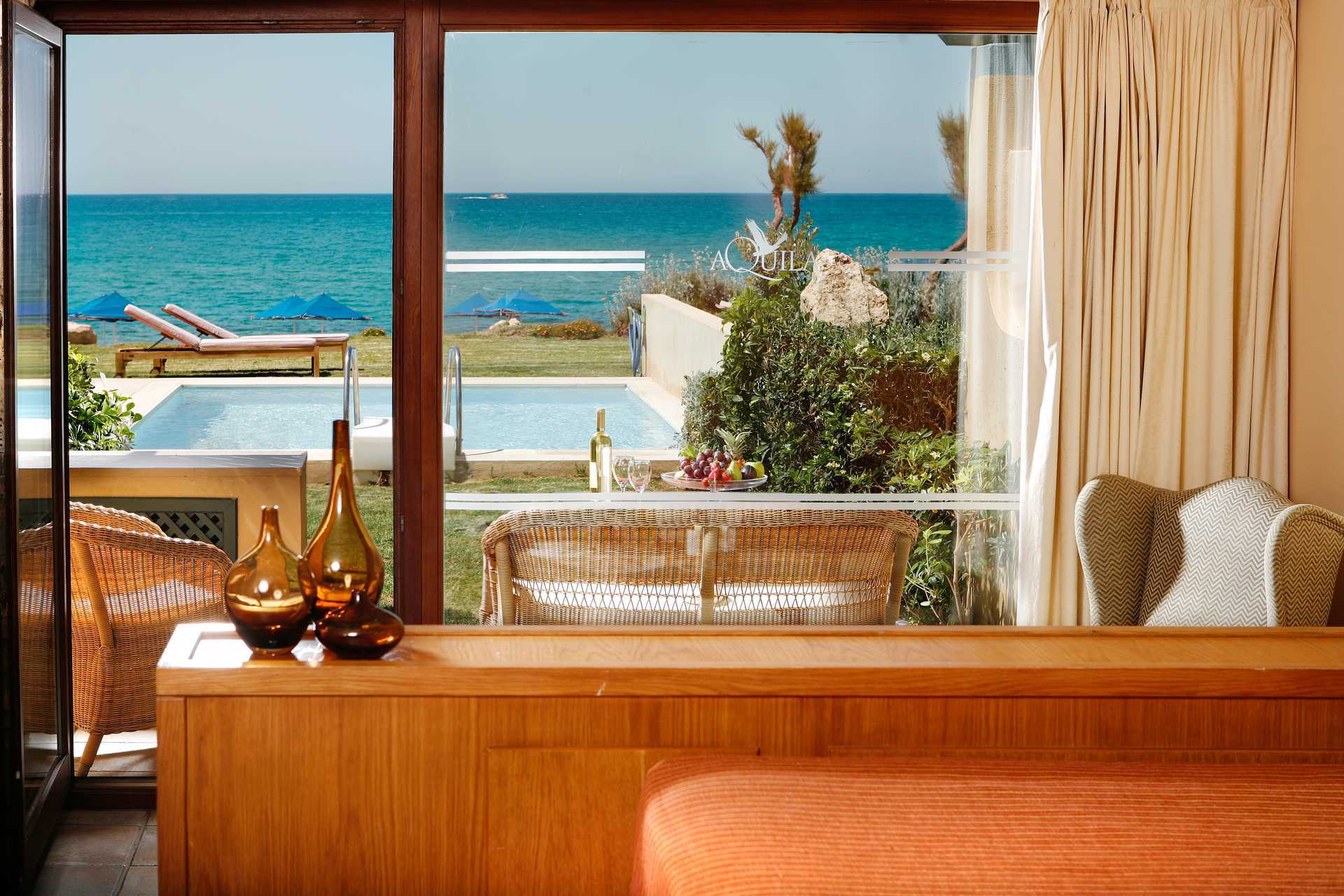 Pool Bungalow med privat basseng på hotell Aquila Rithymna Beach på Kreta, Hellas.