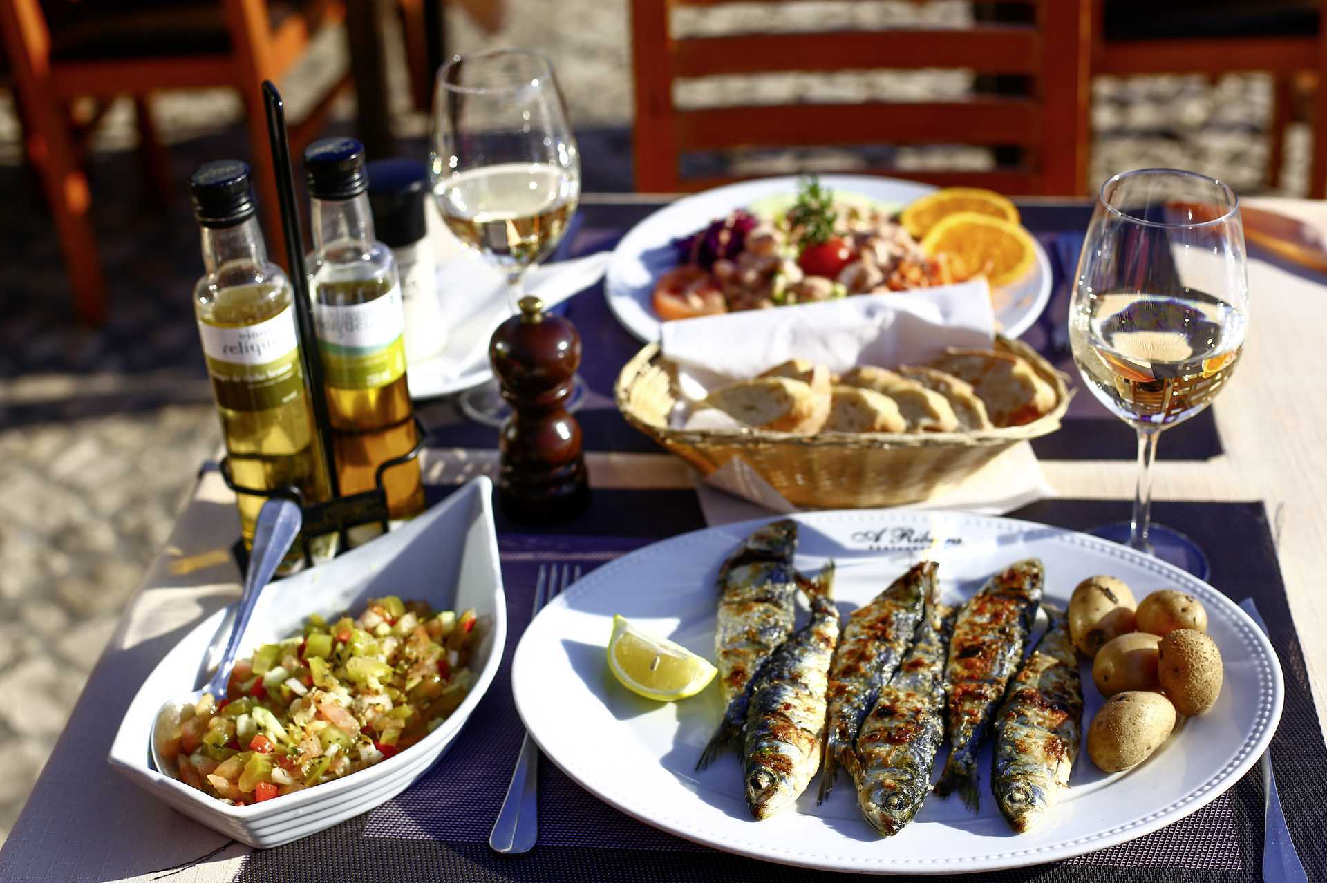 Grillede sardiner i Portimao på Algarvekysten, Portugal.