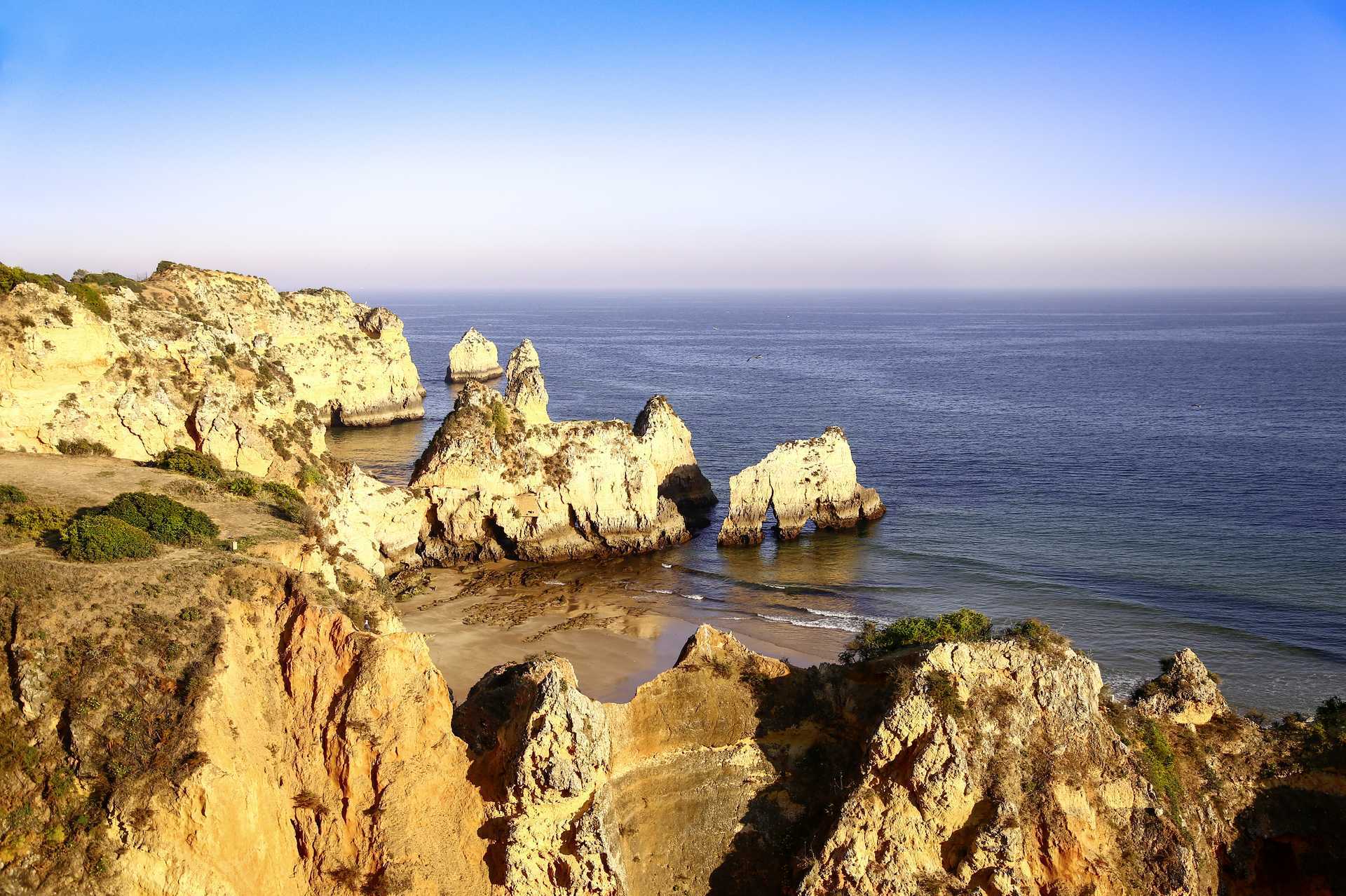 Praia dos Tres Irmas ved Portimao på Algarvekysten, Portugal.