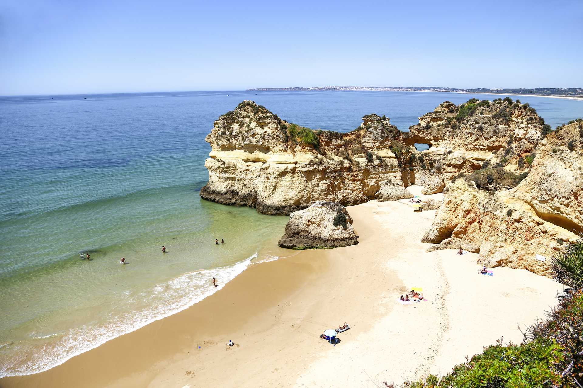 Praia dos Tres Irmas på Algarvekysten.
