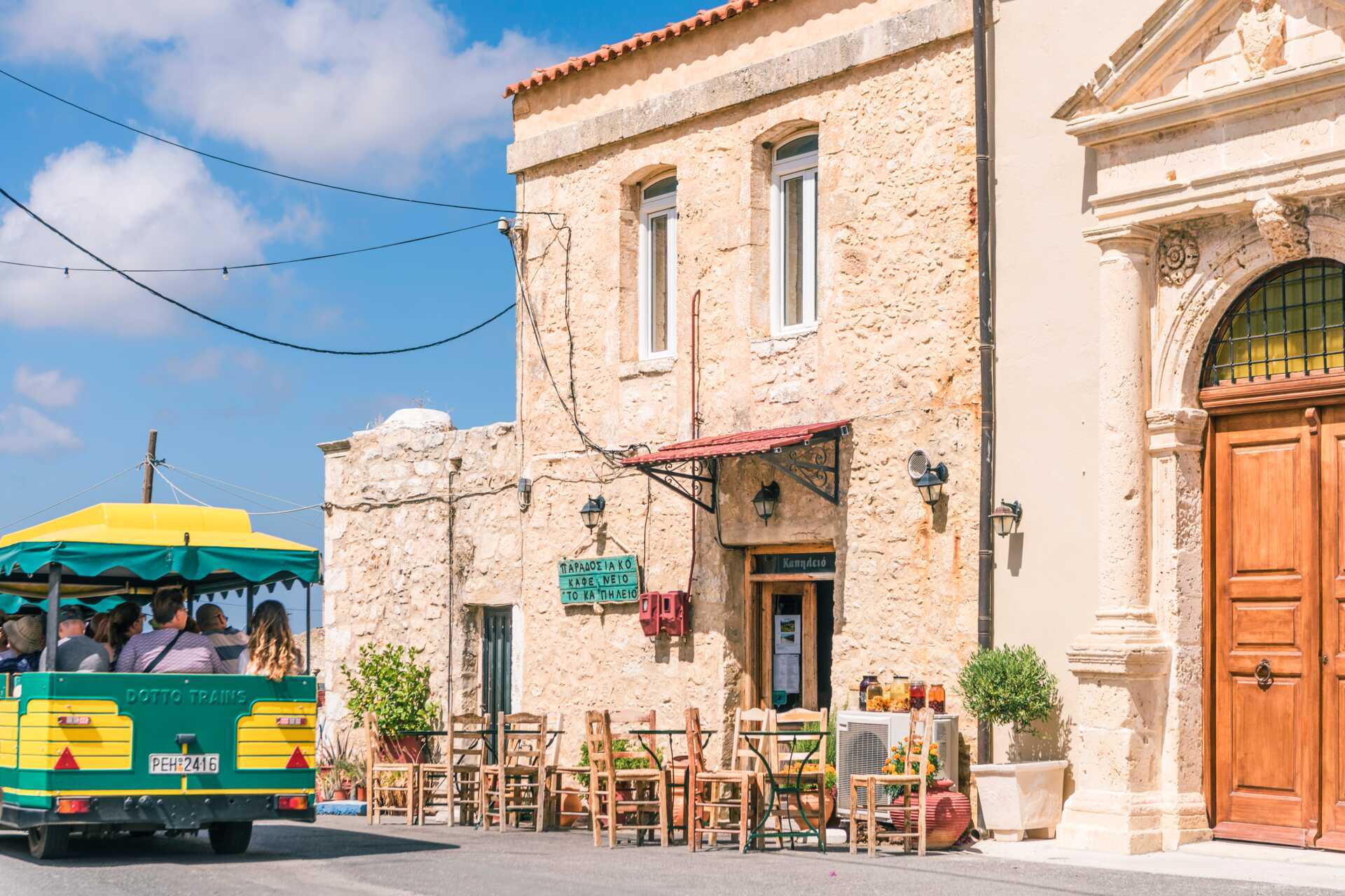 Ved klosteret ligger den koselige byen Amnatos