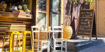 Gamlebyen i Rhodos by med koselige kaféer og restauranter