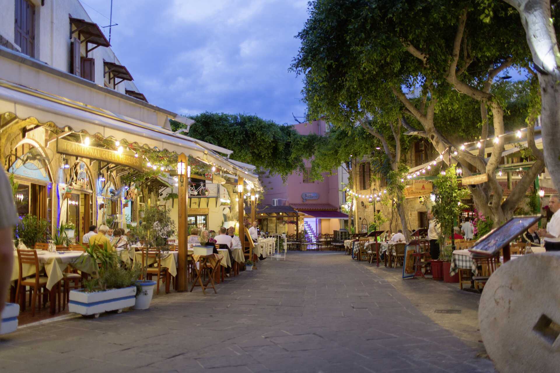 Rhodos by om kvelden.
