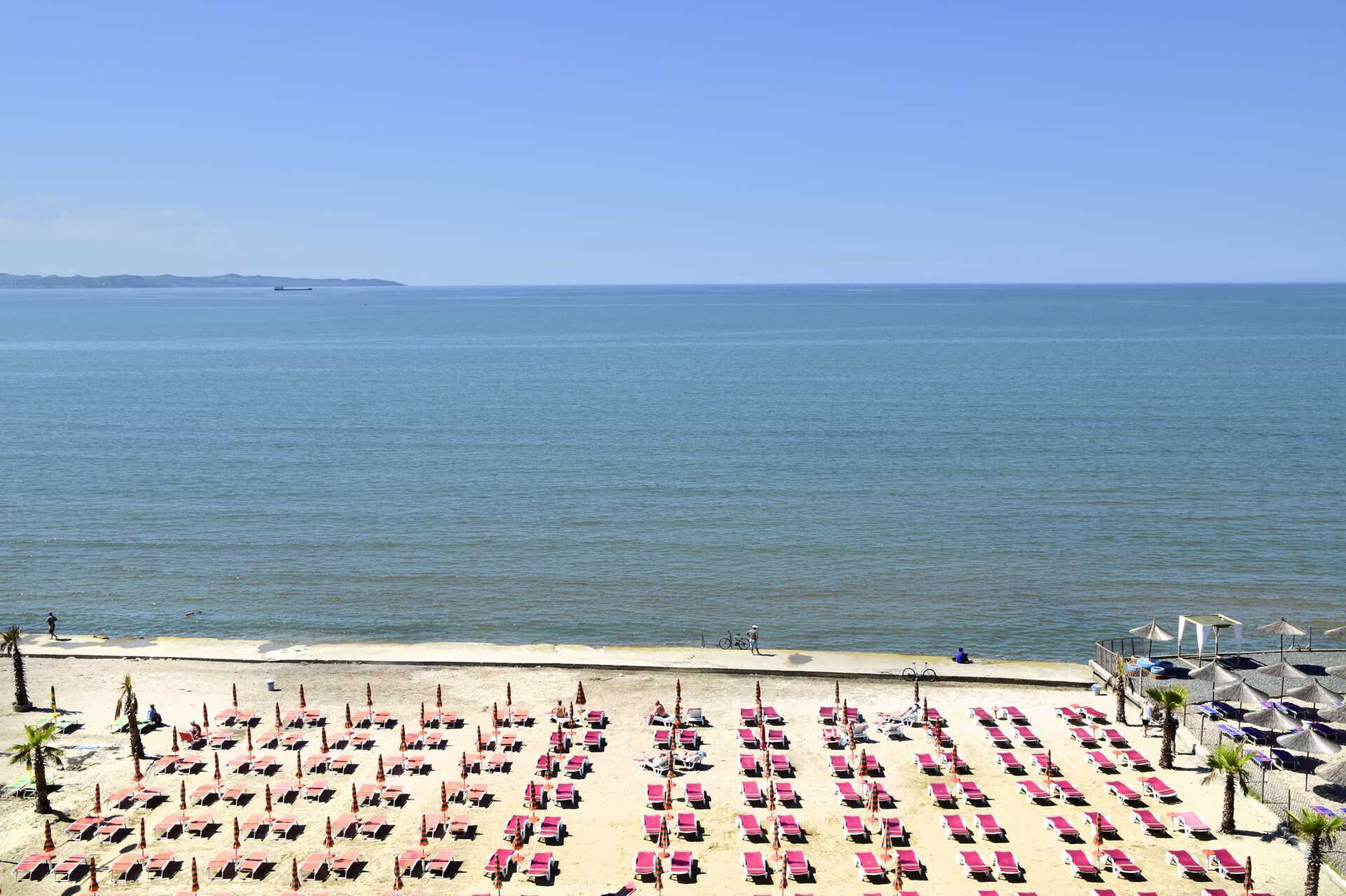 Stranden nedenfor Royal G på Durres Riviera, Albania.