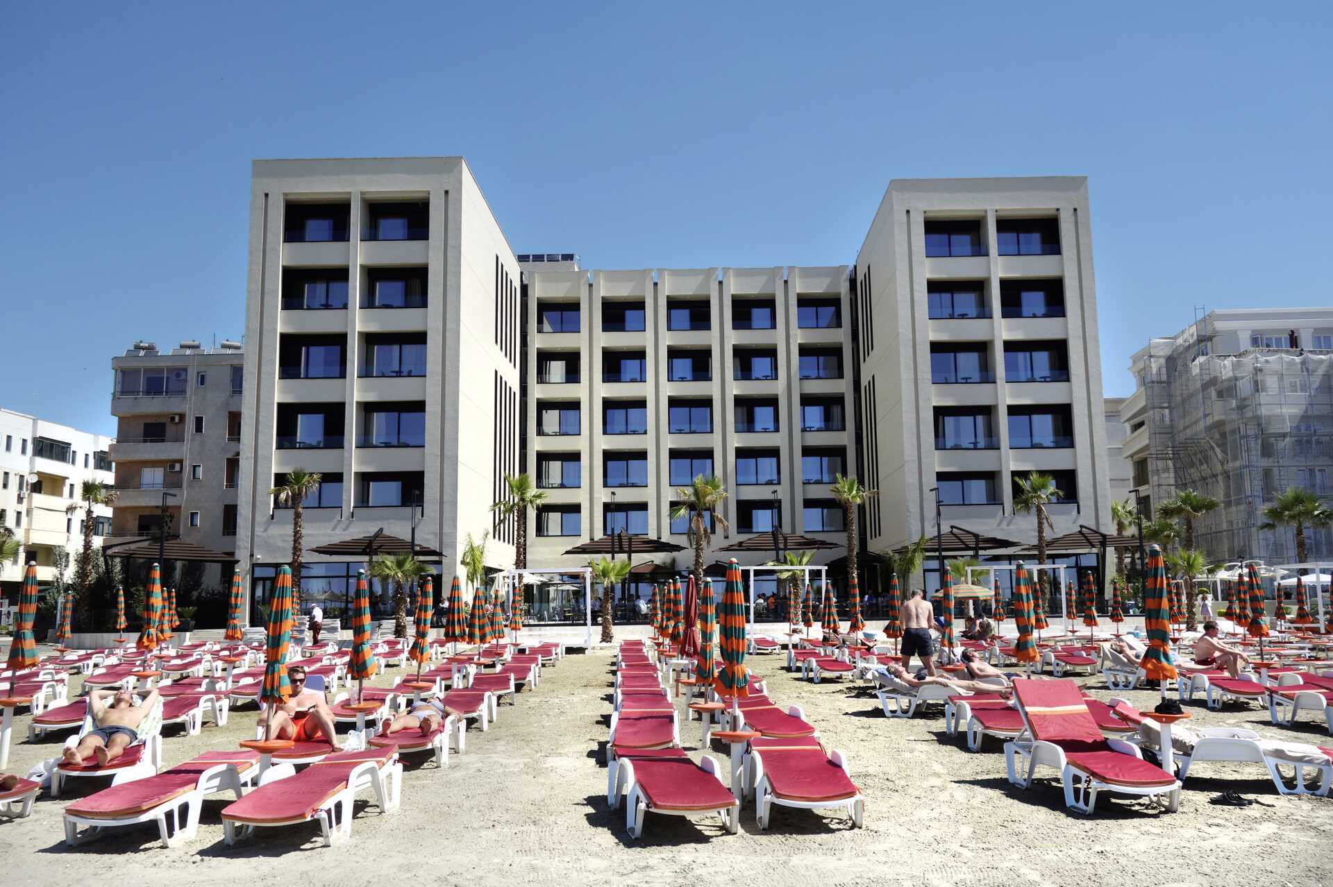 Royal G på Durres Riviera, Albania.