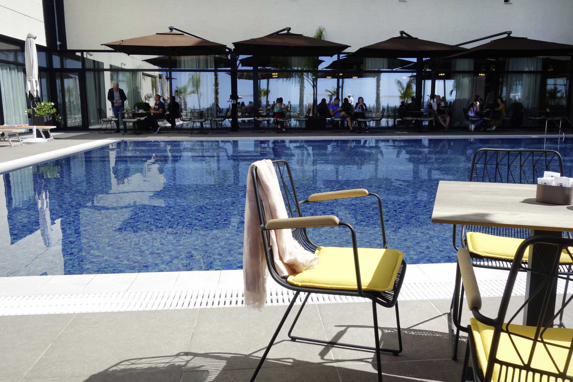 Bassengområdet ved Royal G på Durres Riviera, Albania.