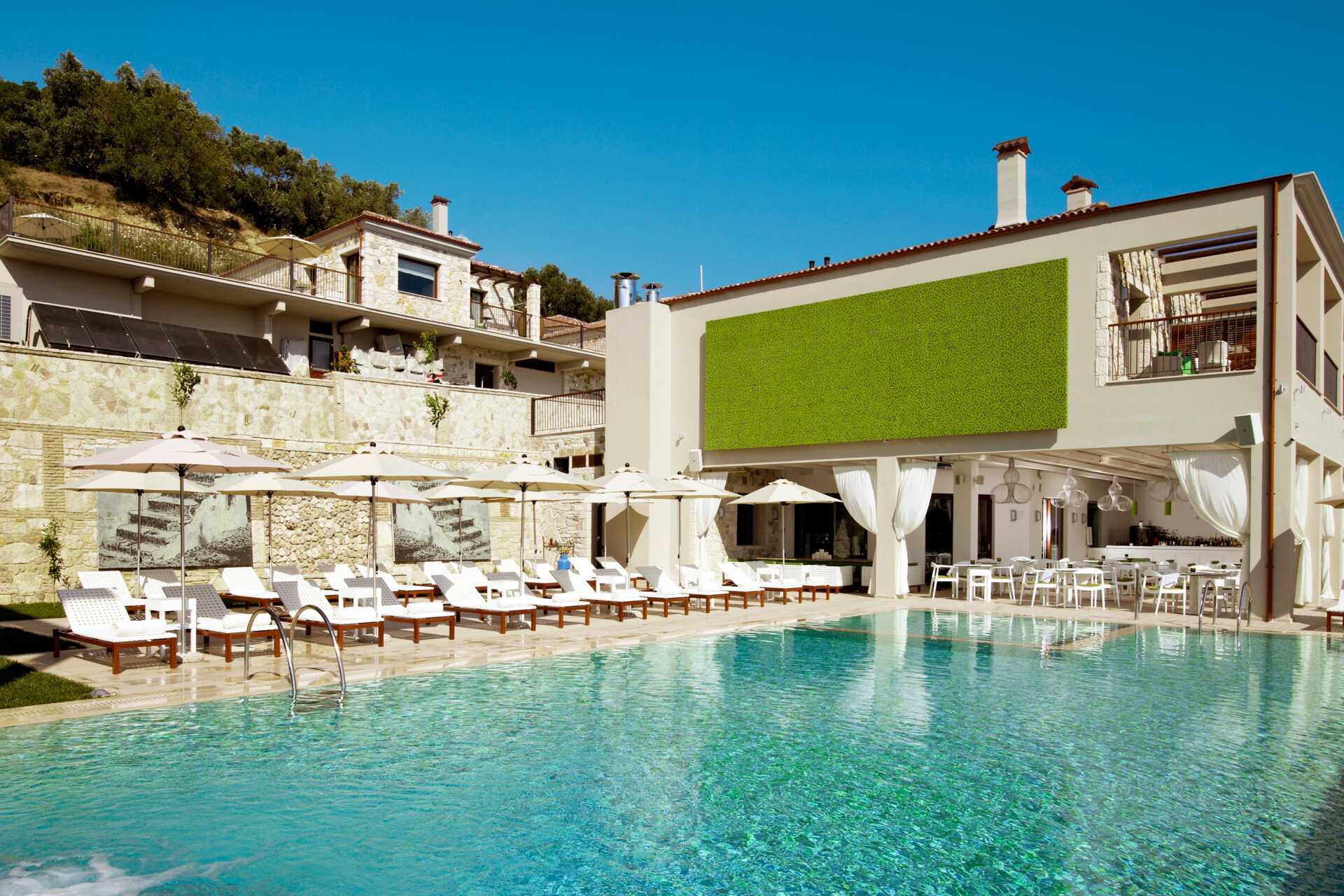 Bassenget på Salvator Hotel Villas & Spa i Parga, Hellas.