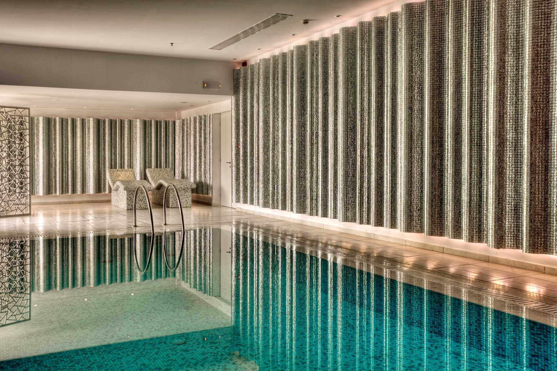 Innendørsbasseng på Salvator Hotel Villas & Spa i Parga, Hellas.