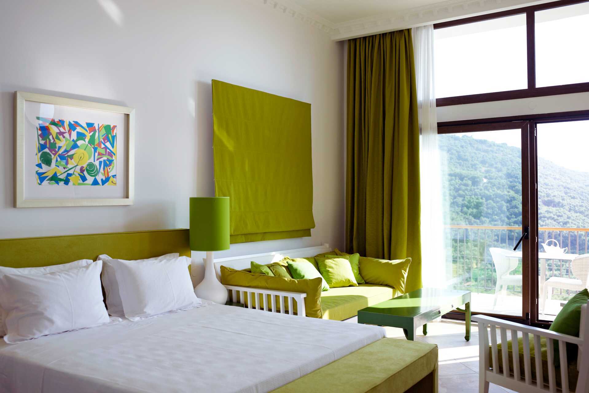 Deluxerom på Salvator Hotel Villas &amp; Spa i Parga, Hellas.
