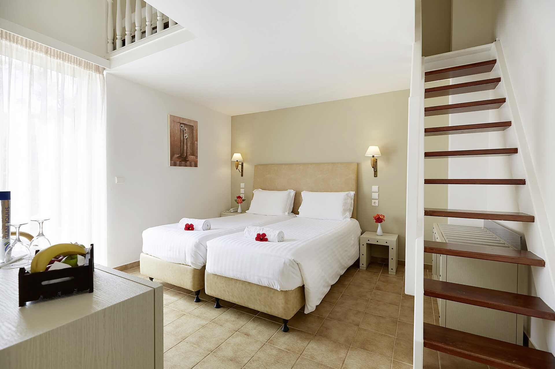 Familierom i etasjen på Hotel Santa Marina Beach i Agia Marina på Kreta, Hellas.