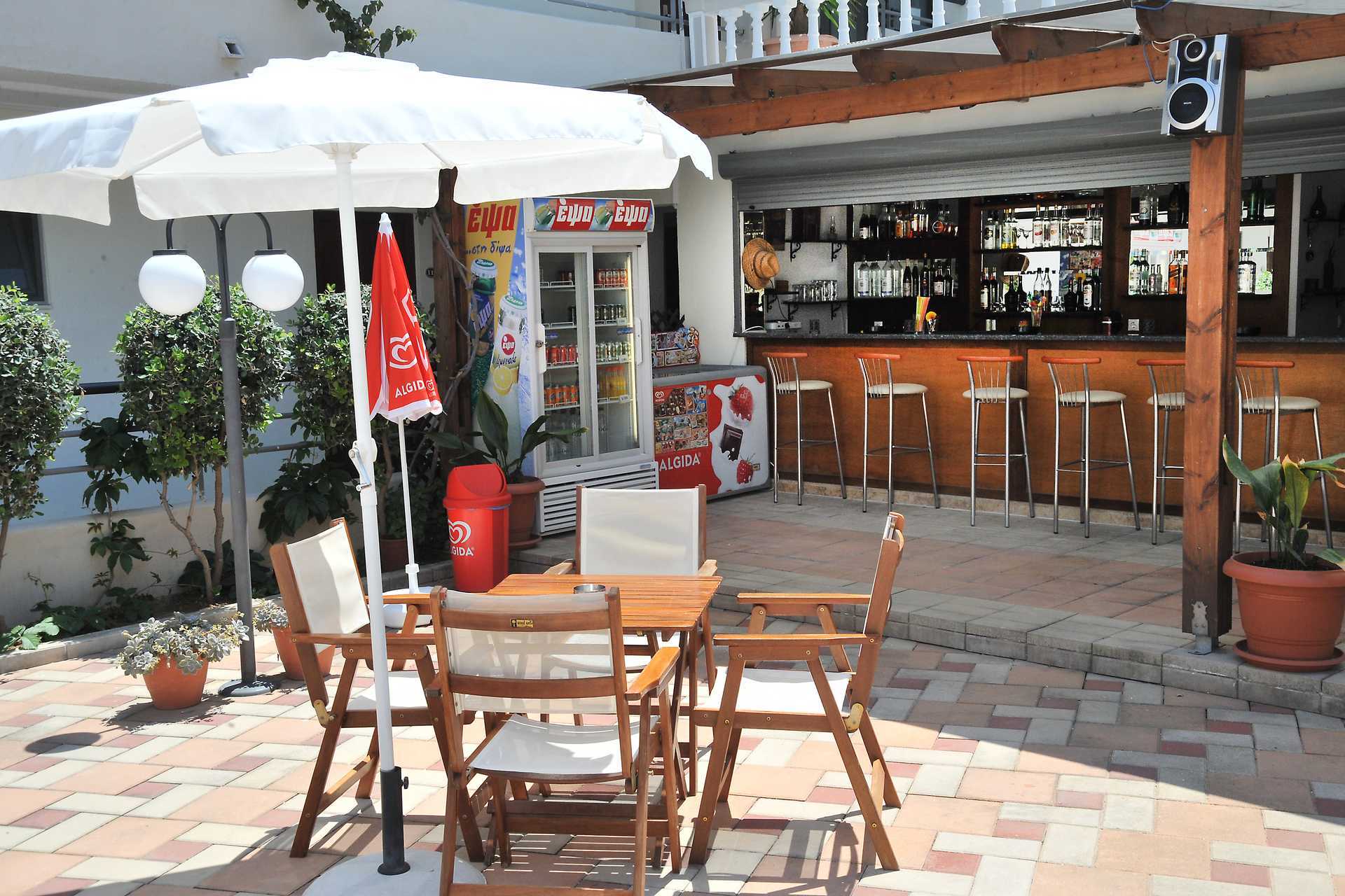 bassengbaren på hotell Santa Marina i Kos by på Kos, Hellas.