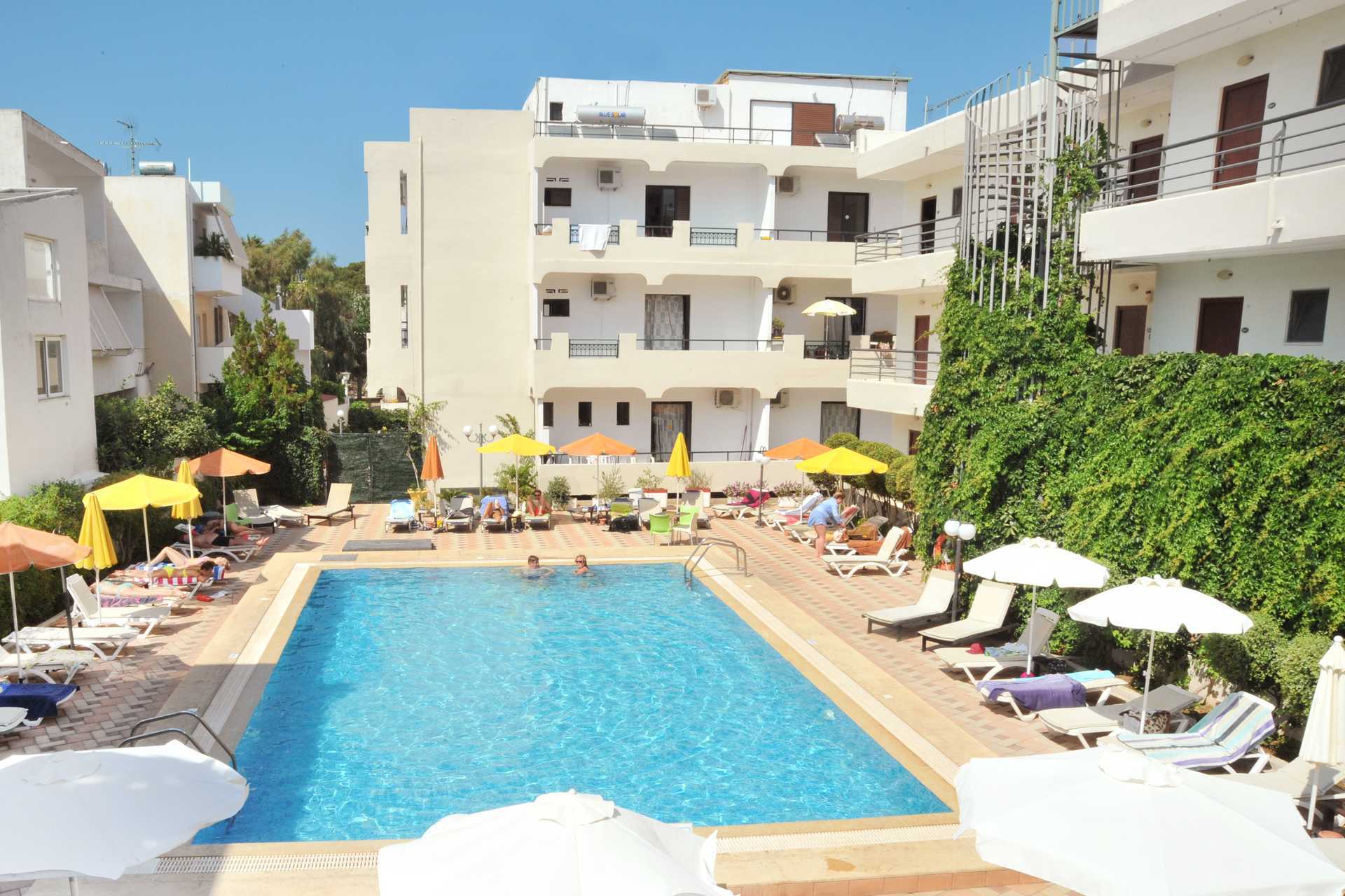 Bassengområdet på hotell Santa Marina i Kos by på Kos, Hellas.