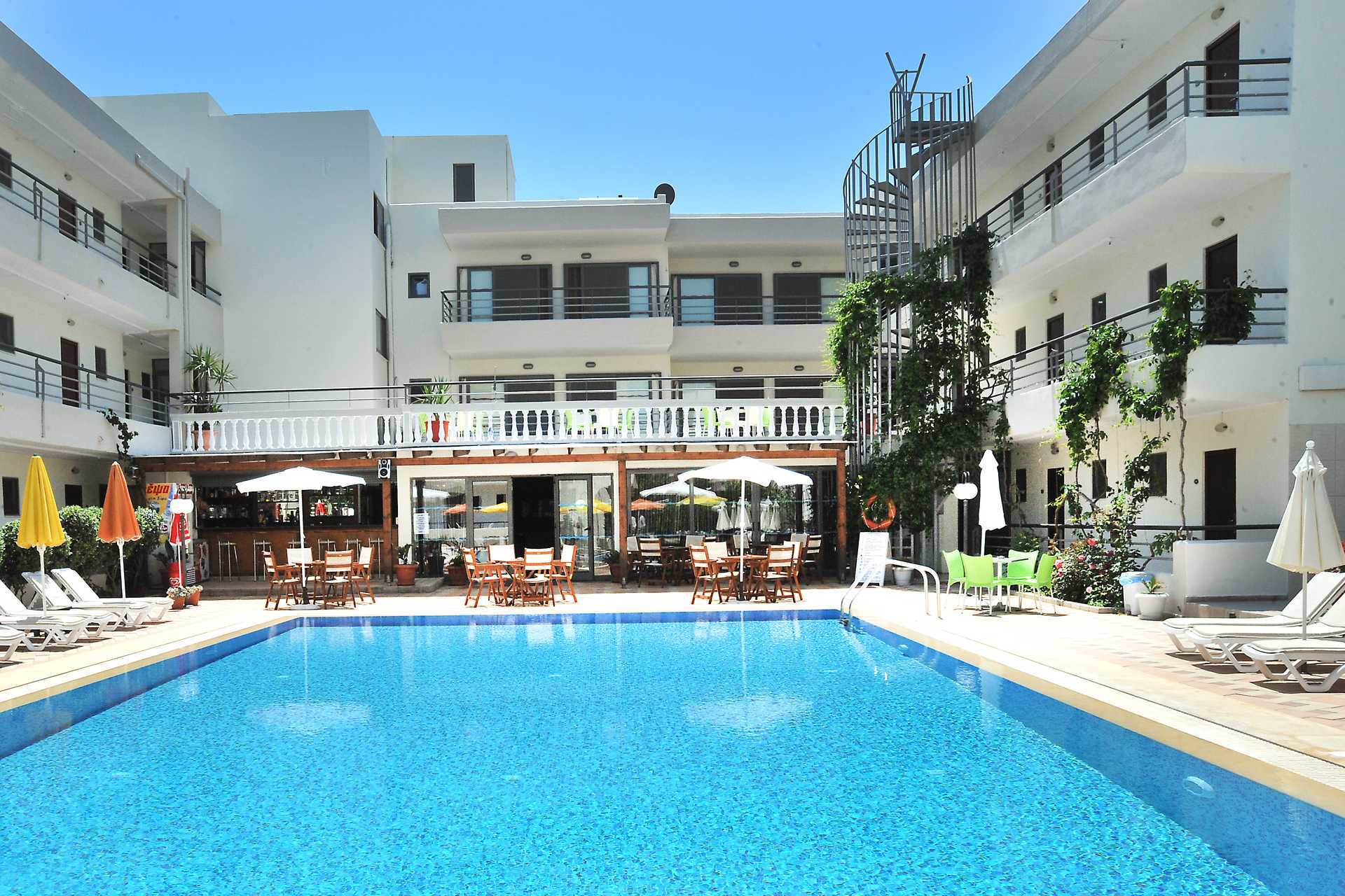 Bassengområdet på hotell Santa Marina i Kos by på Kos, Hellas.