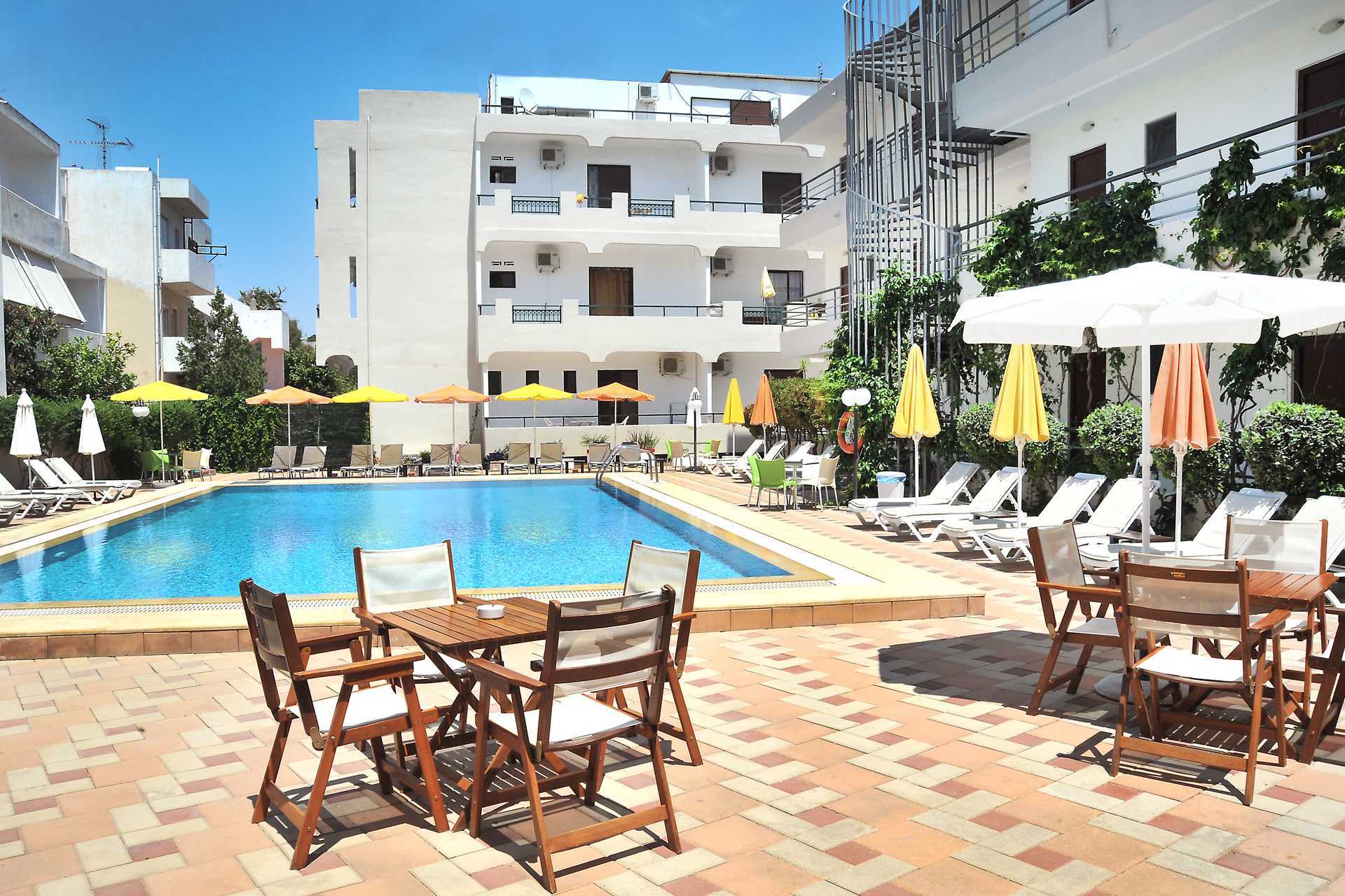 Bassengområdet på hotell Santa Marina i Kos by på Kos, Hellas.