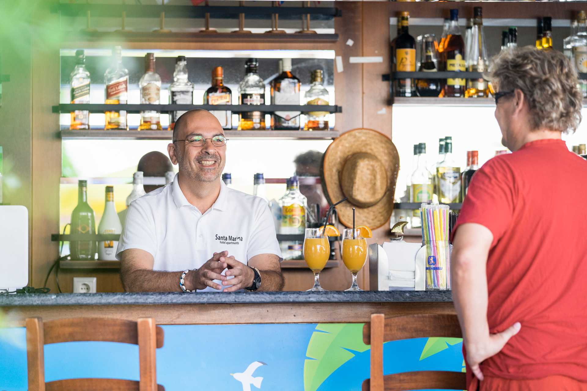 Bassengbar på hotell Santa Marina i Kos by på Kos, Hellas.