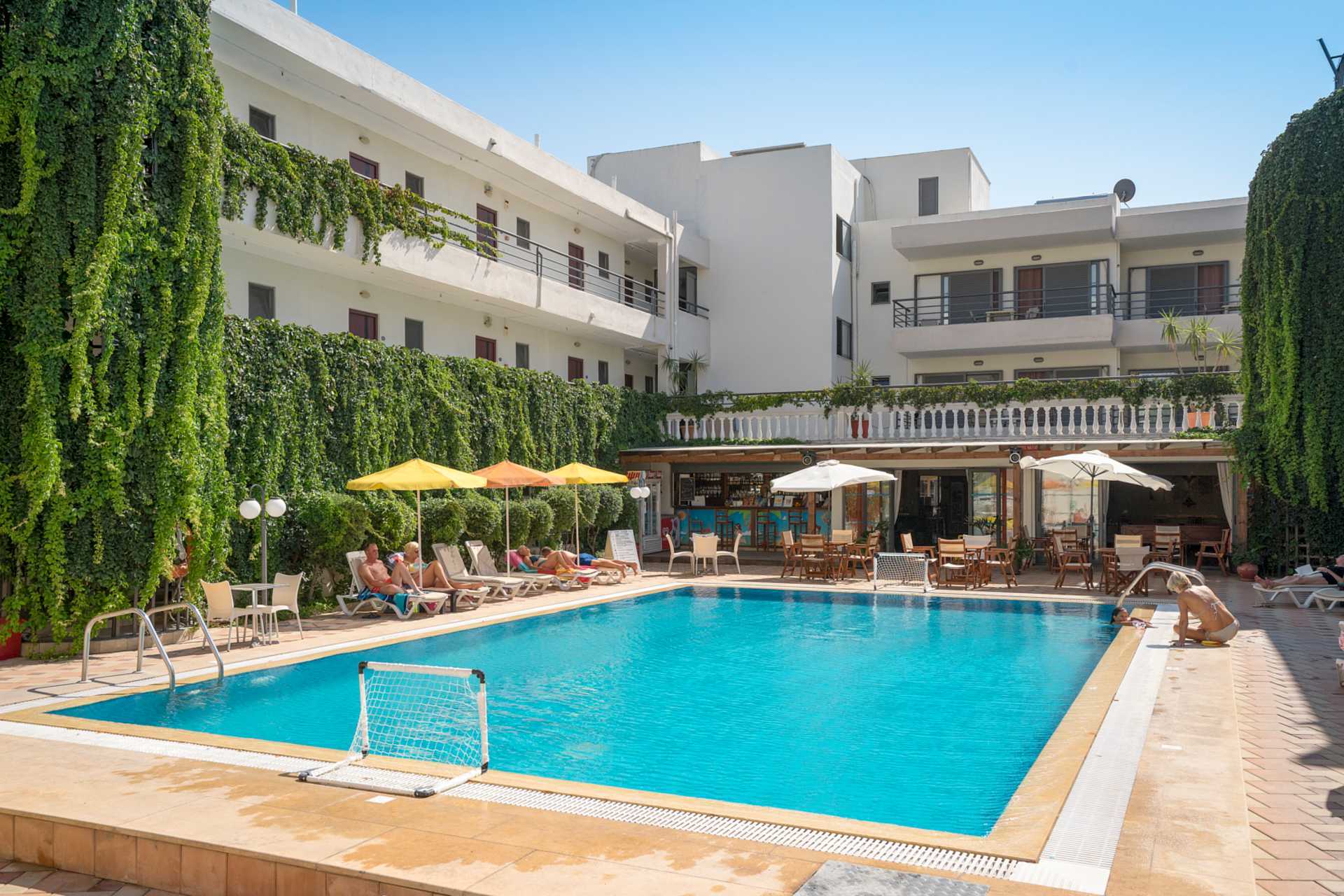 Bassengområdet på Santa Marina i Kos by på Kos, Hellas.