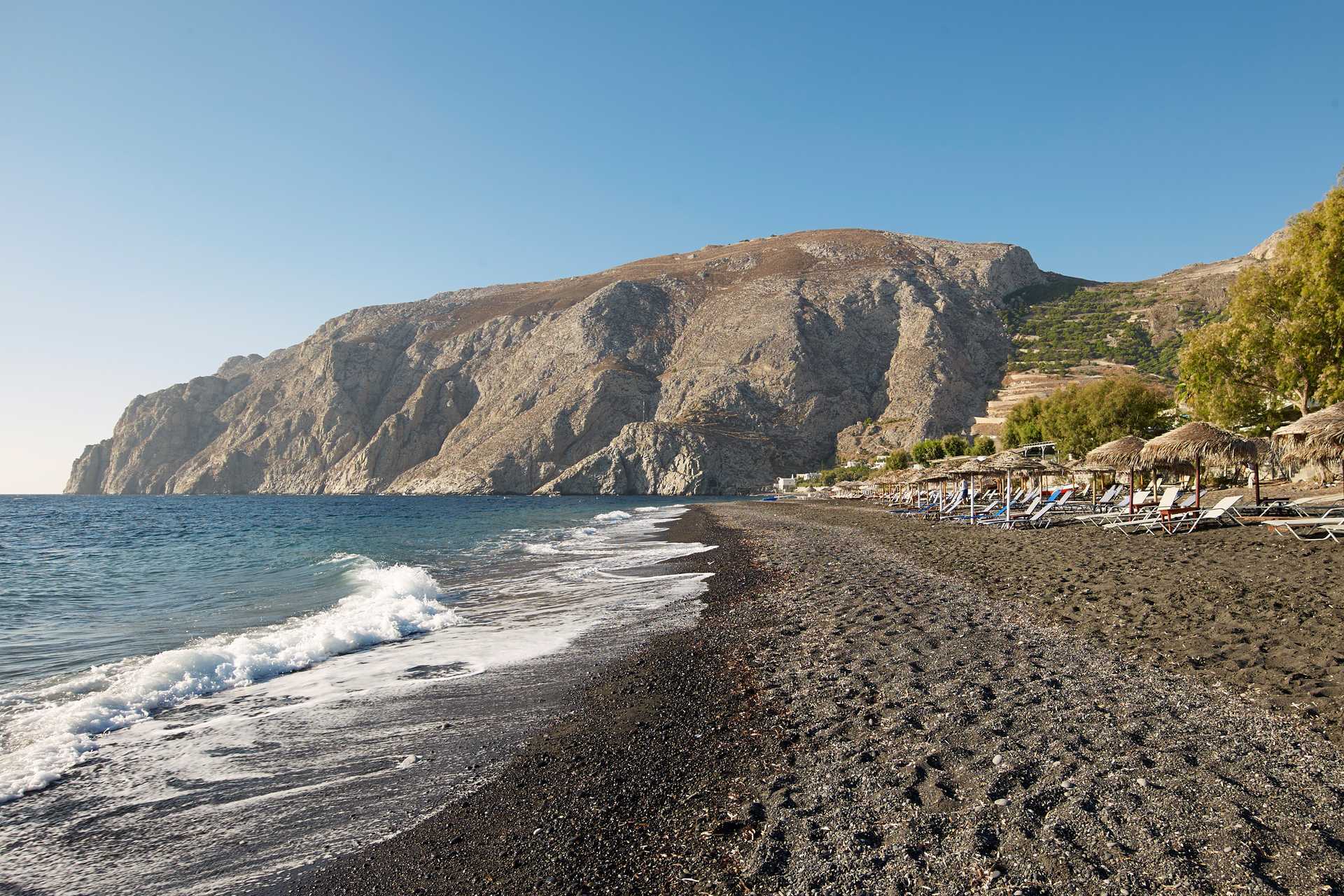 Stranden ved Santorini Kastelli Resort på Santorini, Hellas.