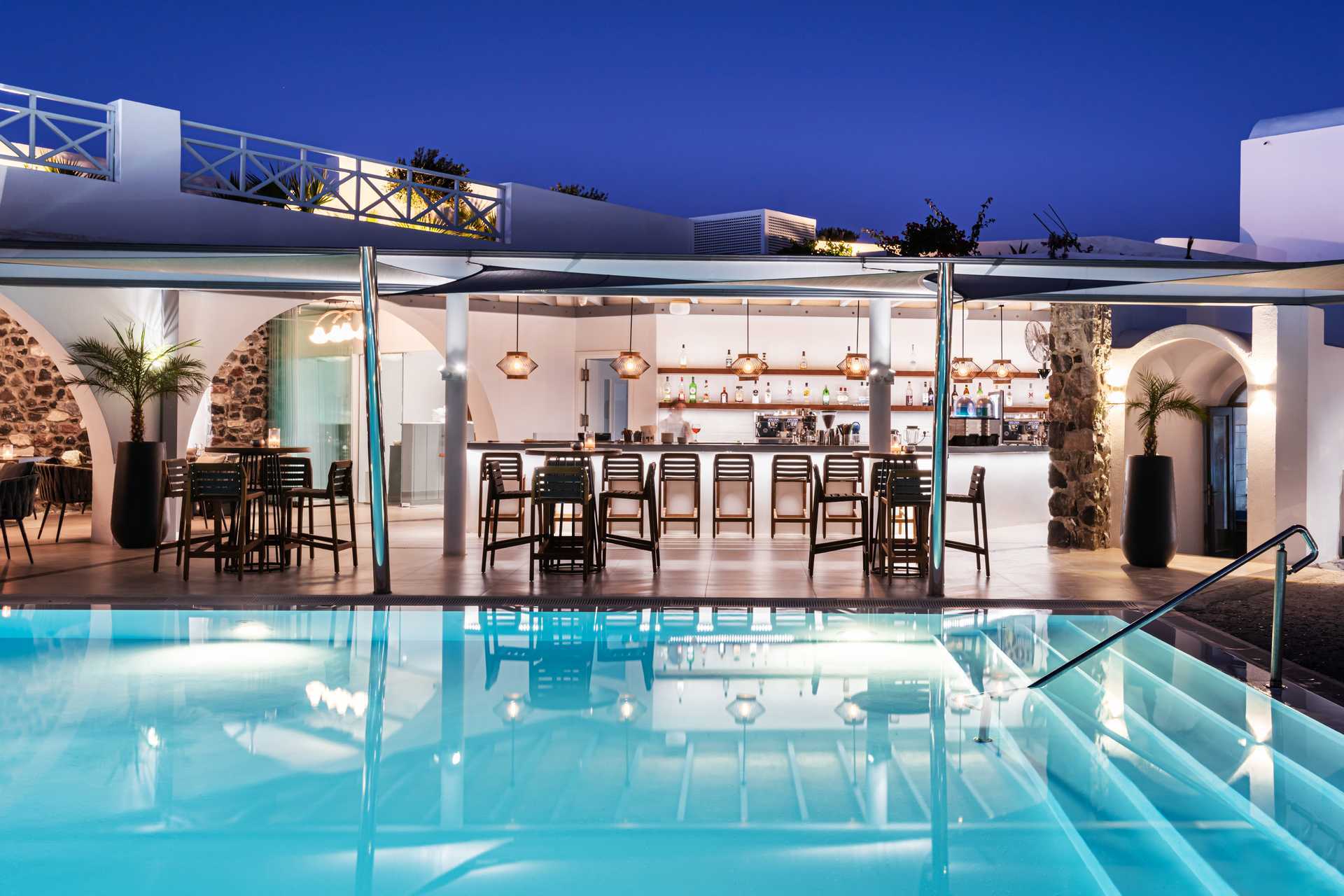 Poolbar på Santorini Kastelli Resort på Santorini, Hellas.