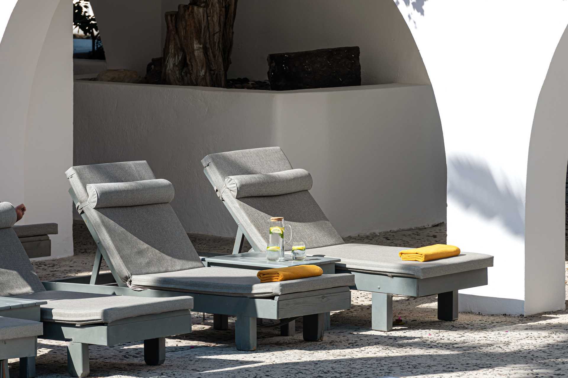 Bassengområdet på Santorini Kastelli Resort på Santorini, Hellas.