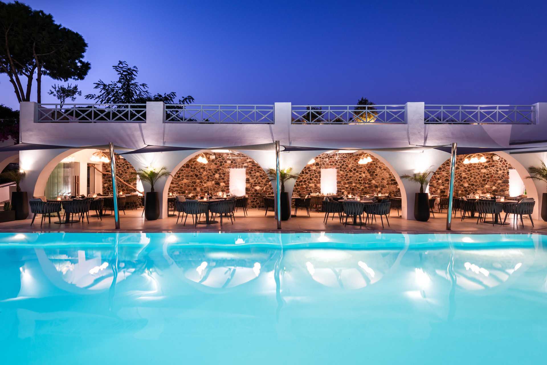 Bassengområde og restaurant på Santorini Kastelli Resort på Santorini, Hellas.